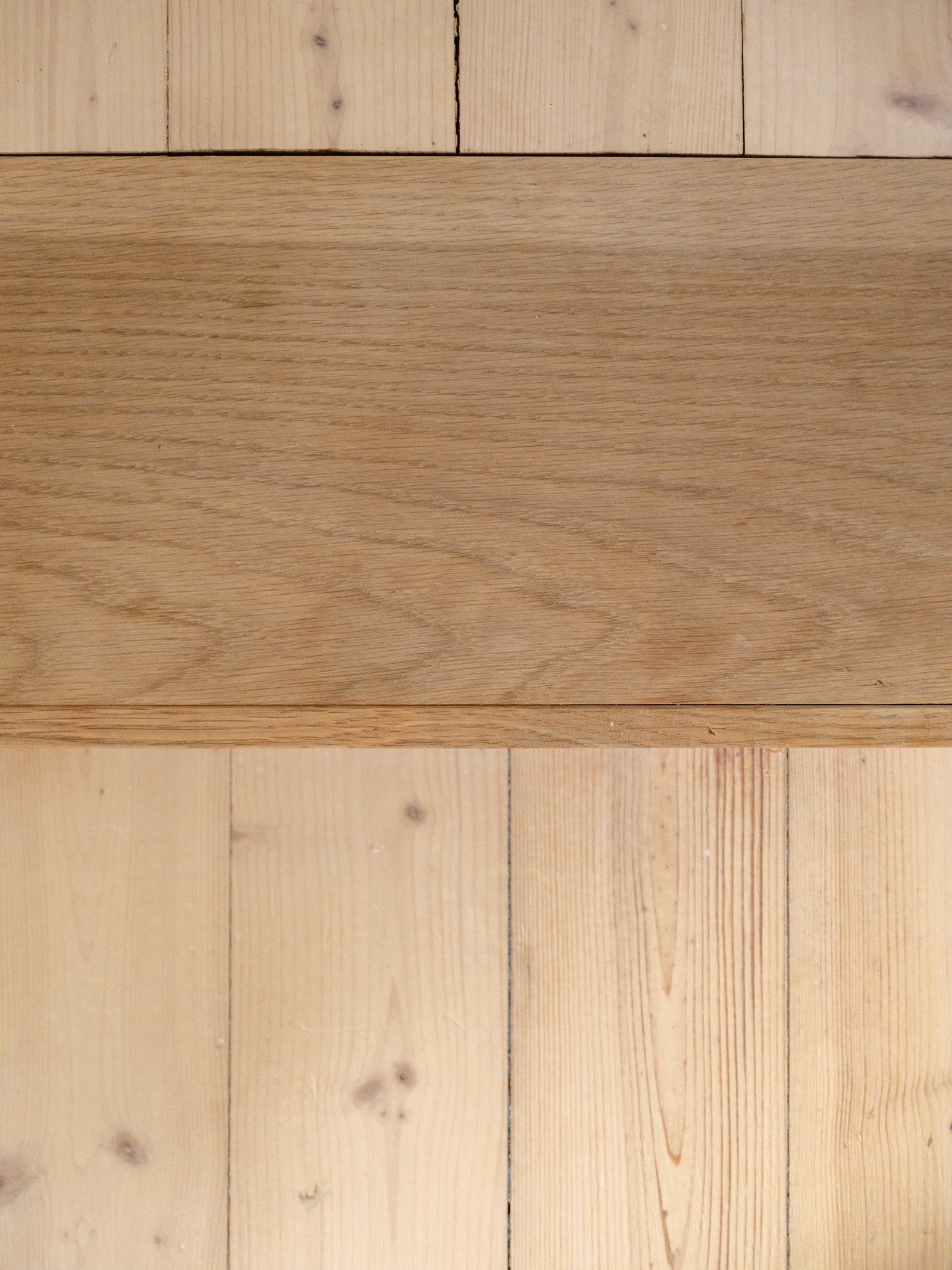 Dette er mellom stuen og spiseplassen. De nydelige tregulvene ble slipt og behandlet i 2023. Galleribilde