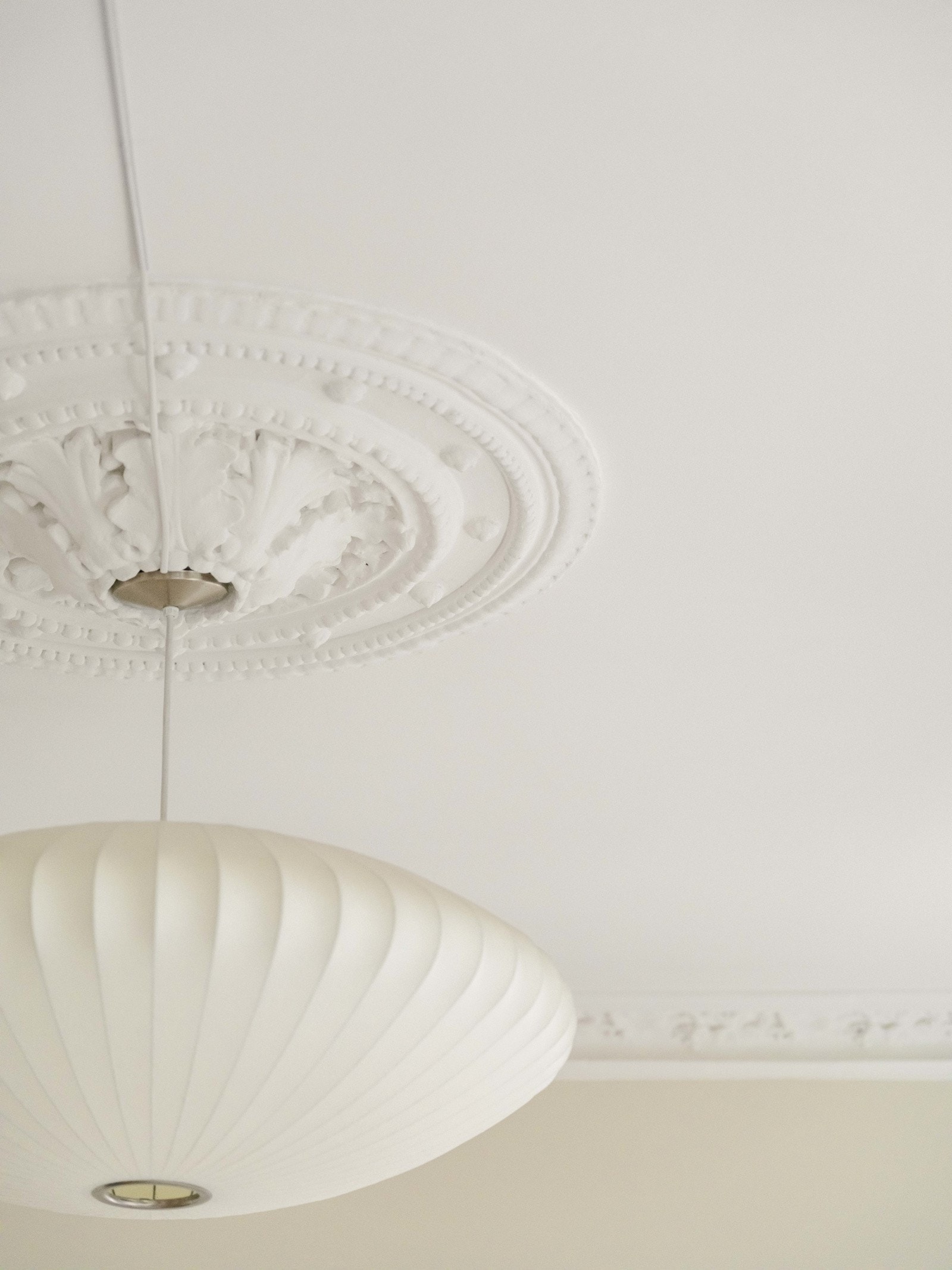 Alle vegger og tak ble malt i 2023. Samtidig ble de klassiske detaljene, som rosettene og stukkaturen fra 1800-tallet, bevart. Galleribilde