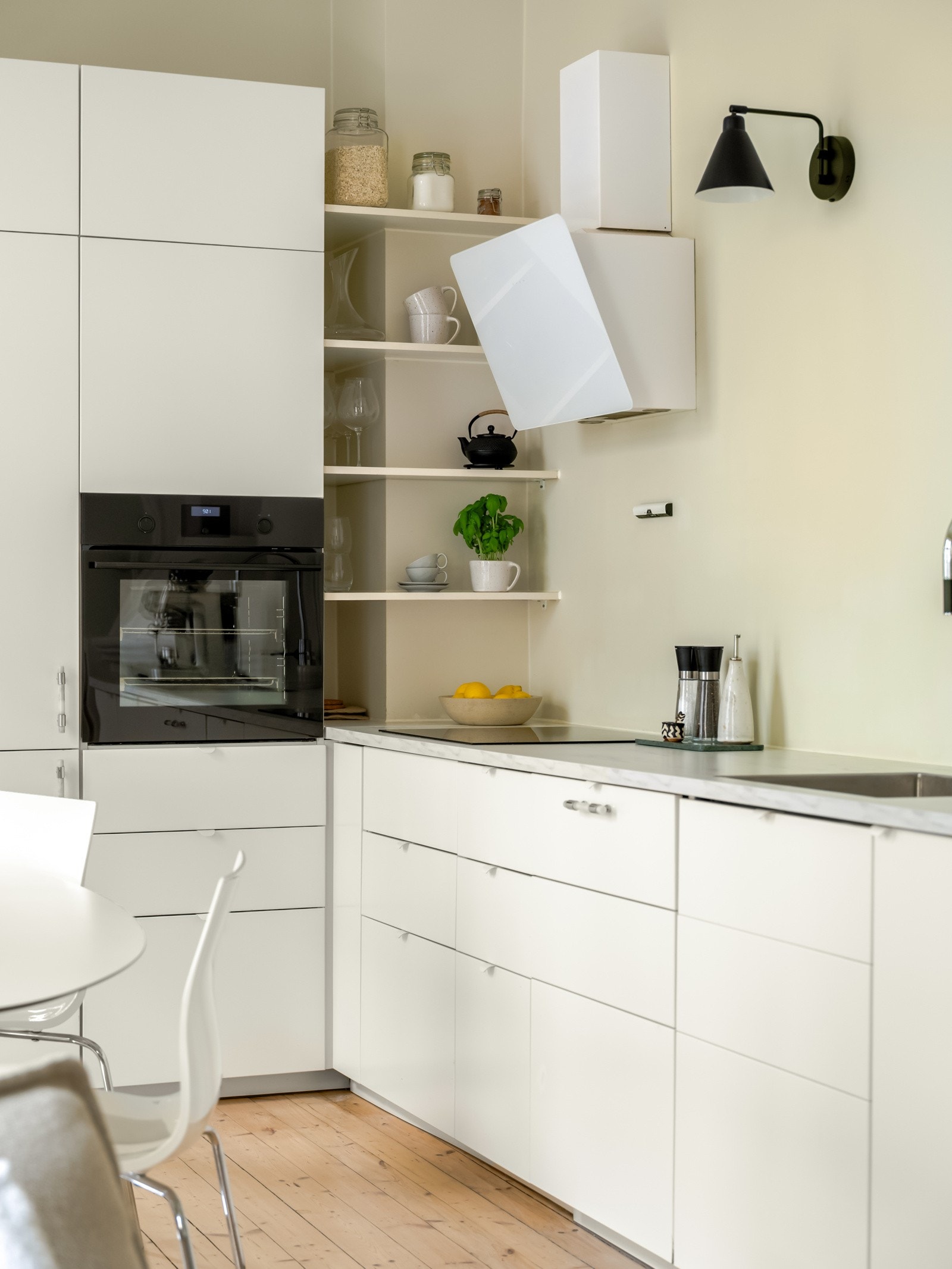 Selve kjøkkeninnredningen er både moderne og tidløs, med alt av hvitevarer integrert. Oppvaskmaskin, koketopp og stekeovn følger med i salget. Galleribilde