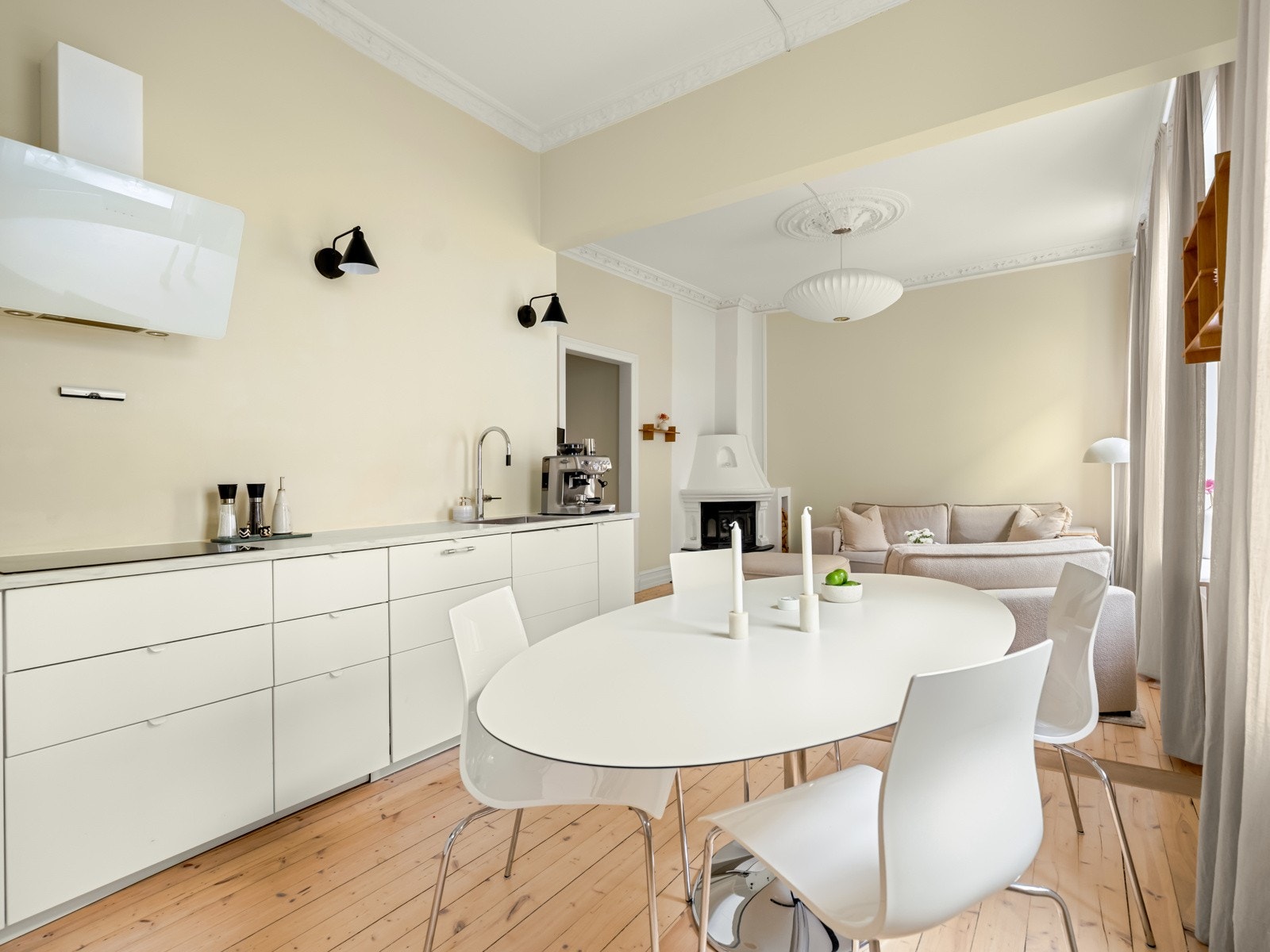 Skapplass er det også masse av, i tillegg til benkeplass. Men dette ser du jo selv her. Galleribilde