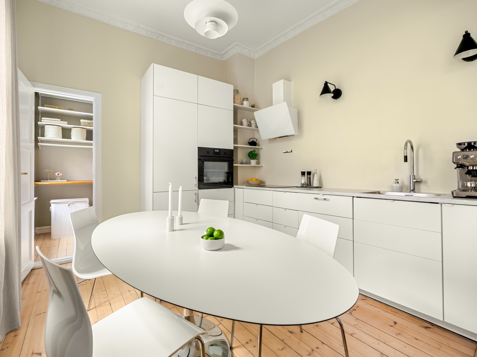 Kjøkkenet ble flyttet fra det som i dag er soverom, og den åpne løsningen mot stuen ble laget. Galleribilde