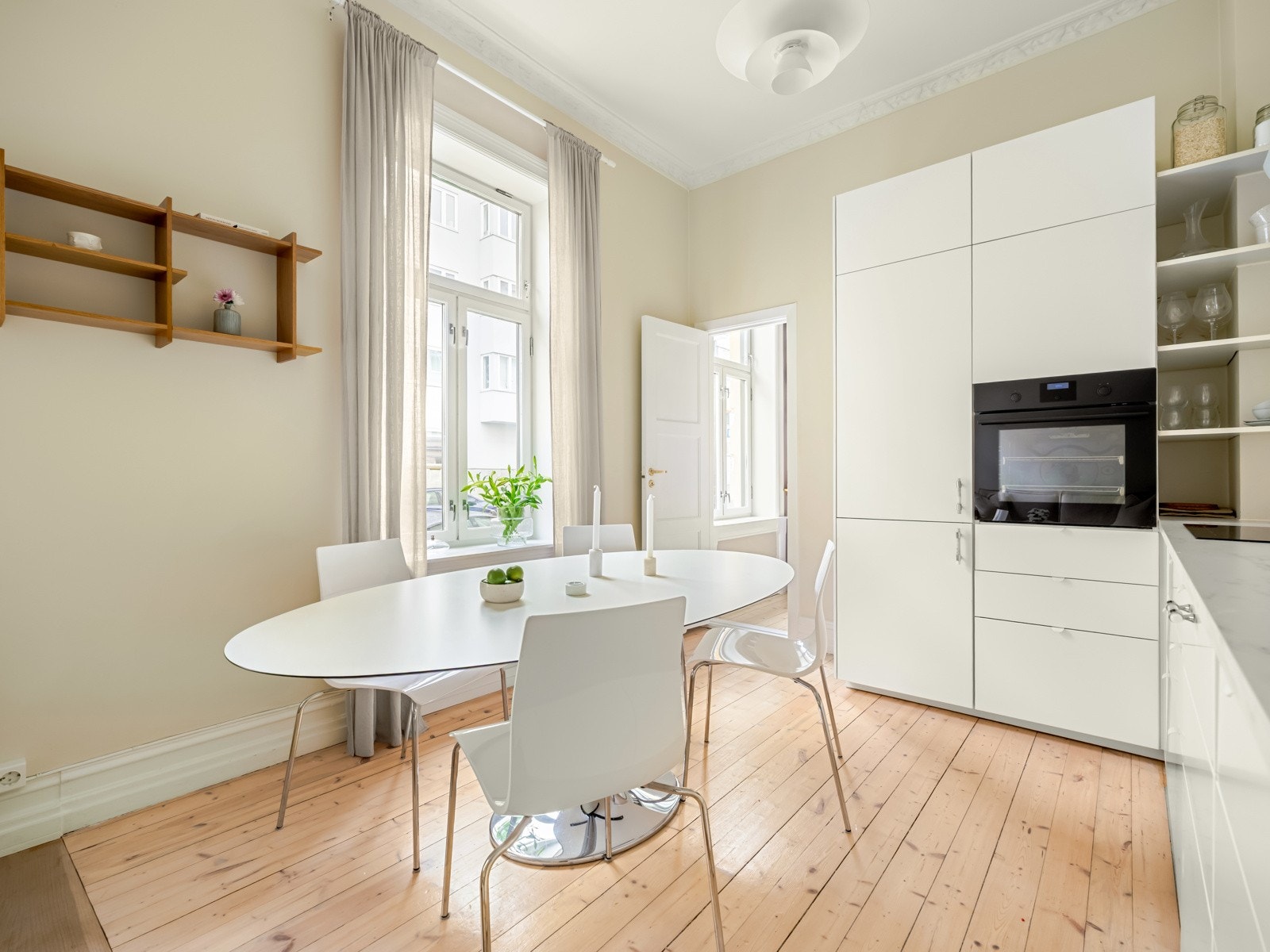 Her er det også rikelig med plass til større spisebord ved vindusrekken. Galleribilde