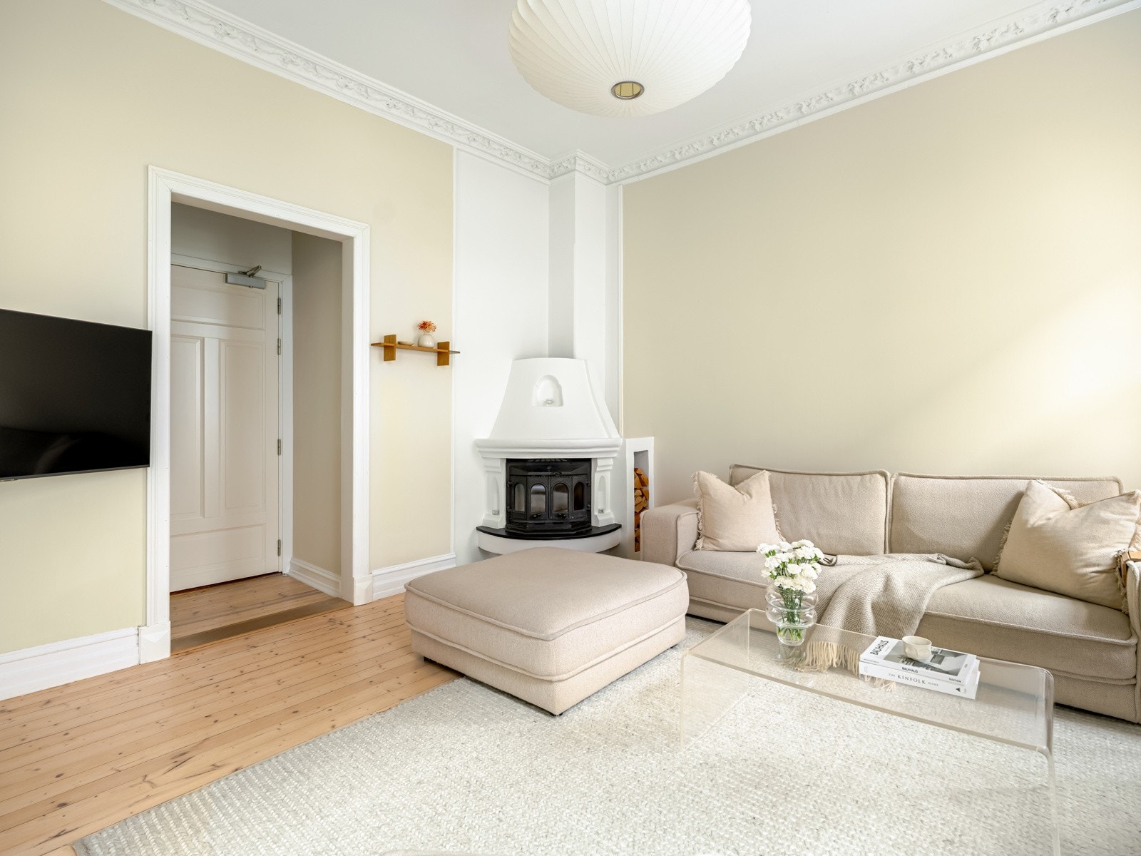 Ved sofagruppen finner vi en klassisk peis, som kommer godt med i vinterhalvåret. Galleribilde