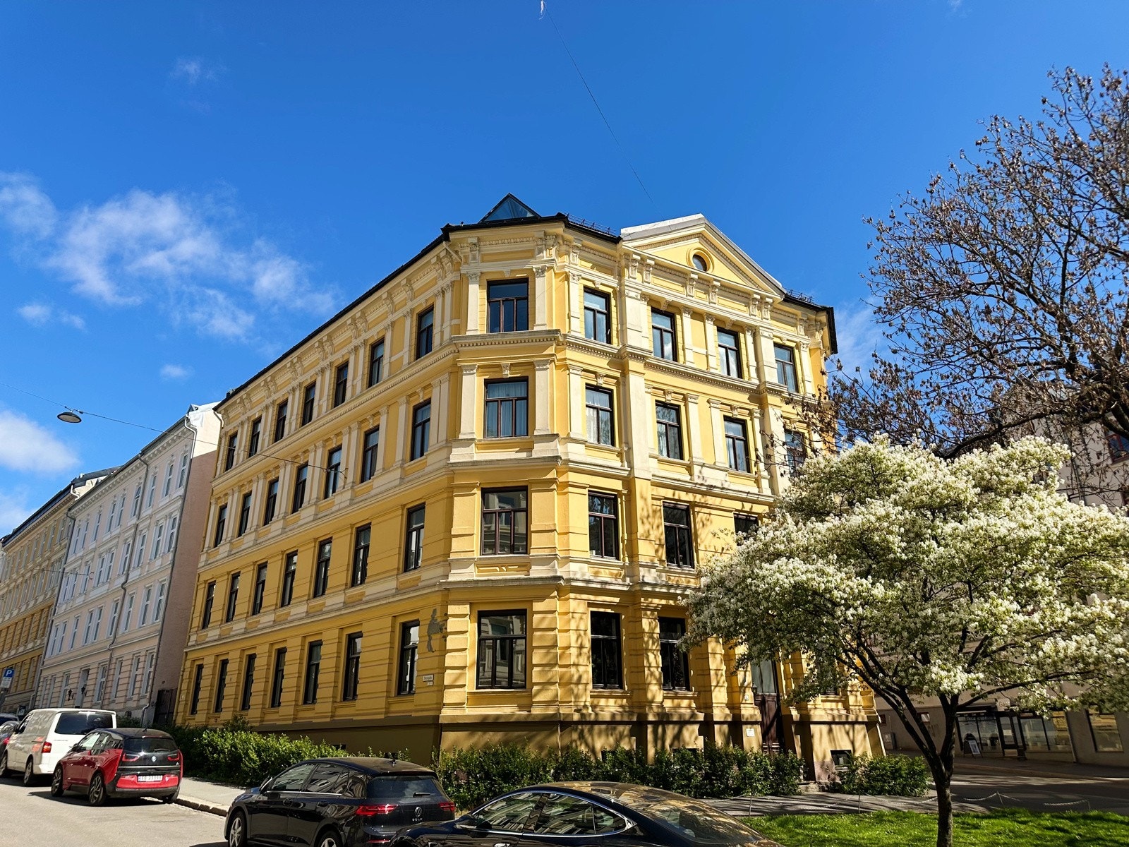 Leiligheten ligger fint til i et veldrevet boligsameie på Adamstuen. Galleribilde