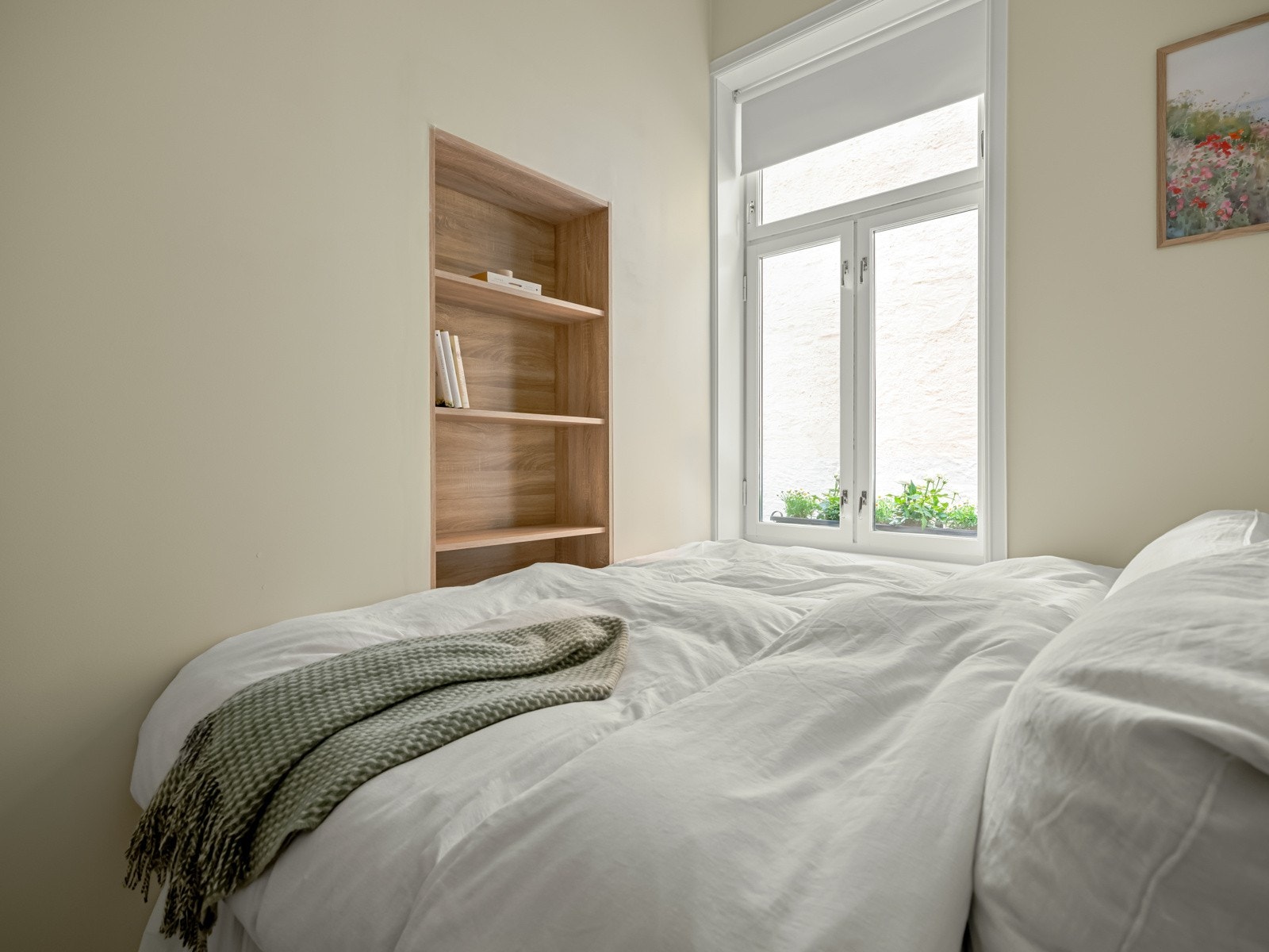 En gammel døråpning gjør i dag nytten som praktisk lagring. Galleribilde