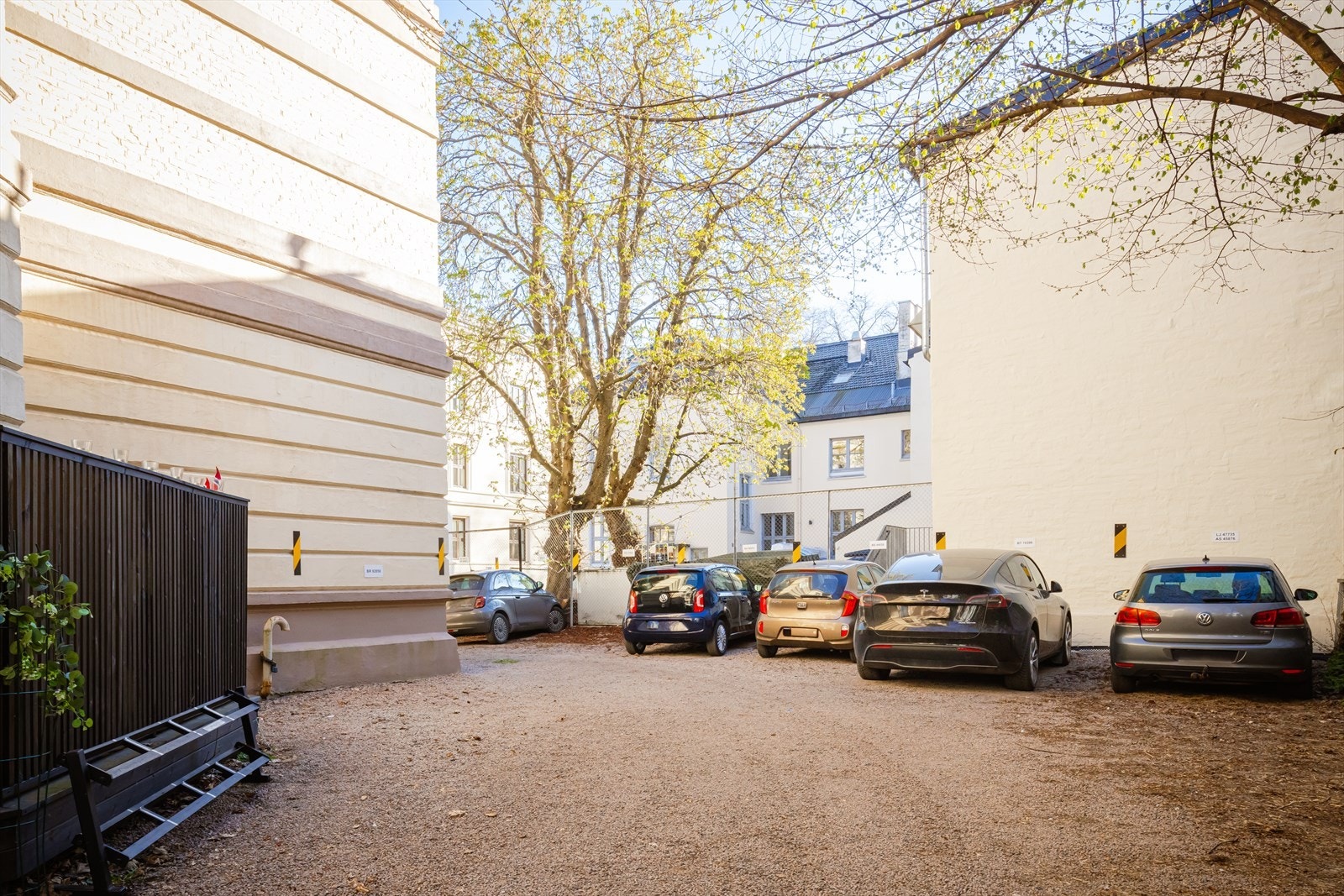 Det er mulig å leie parkering i bakgården. Det er 10 plasser til leie etter venteliste for kr 500 mnd Galleribilde