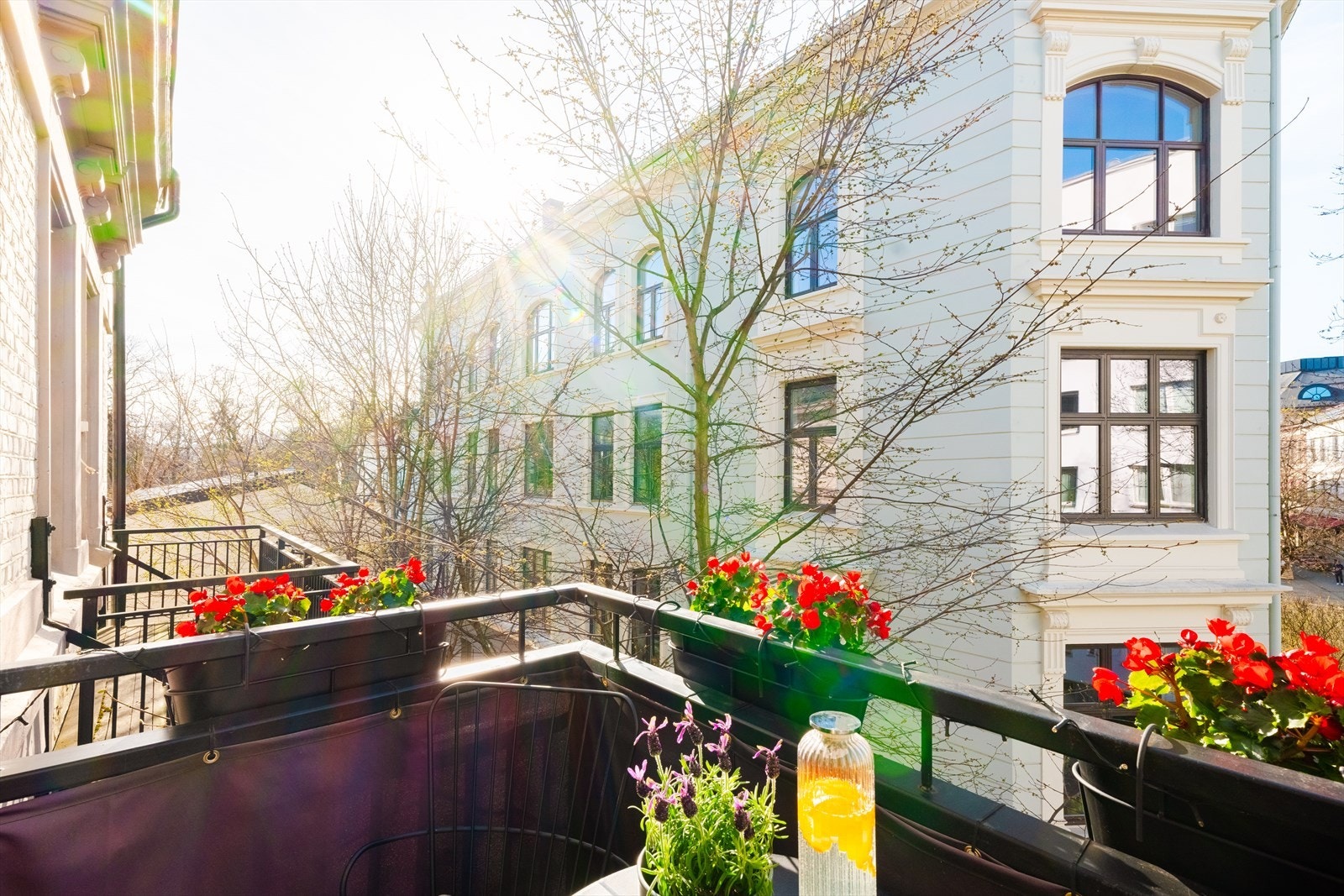Solen kommer på balkong fra 15:00 Galleribilde