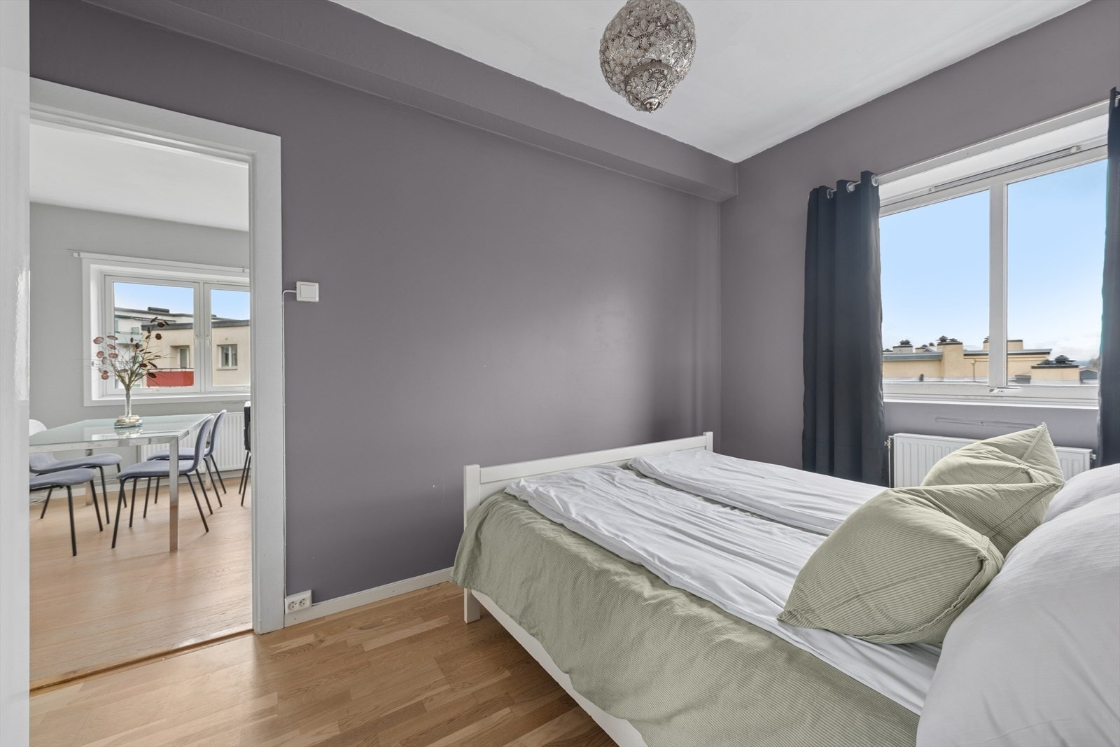 Soverommet er malt i en behaglig og mørk farge. Med store vindusflater våkner du opp til naturlig lys som strømmer inn. Galleribilde