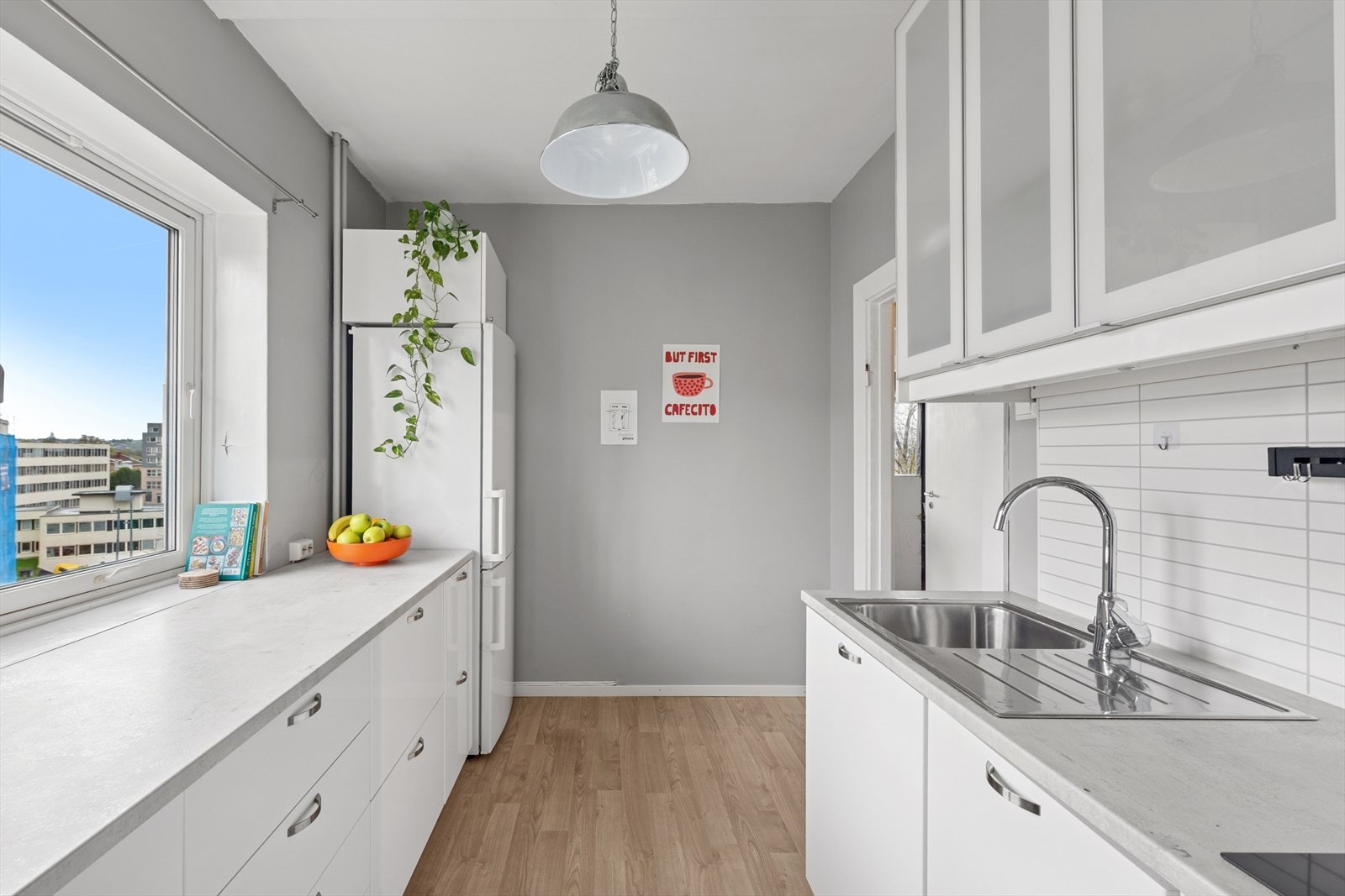 Her får du store arbeidsflater å kokkelere på og kan jobbe uforstyrret med et åpent utsyn. Galleribilde