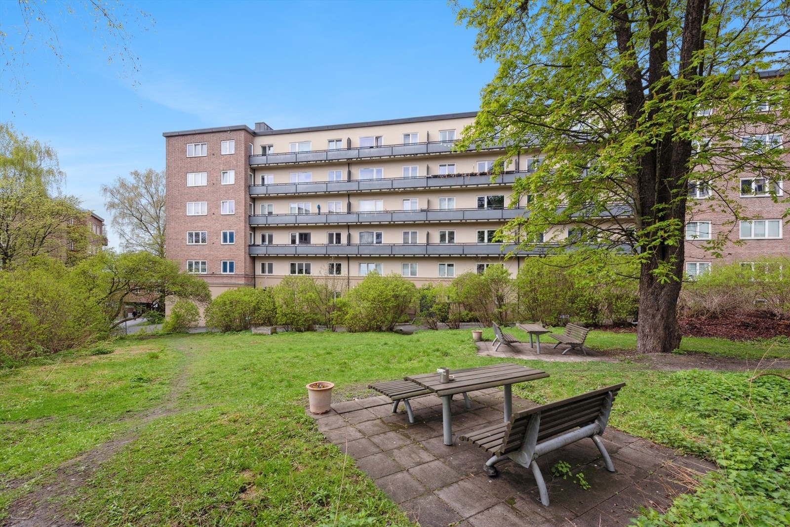 Sameiet består av 63 eierseksjoner og fremstår som trygt, godt drevet og veletablert. Bakgården er vakkert opparbeidet med sittegrupper og grønne omgivelser, perfekt for sommerens dager. Galleribilde