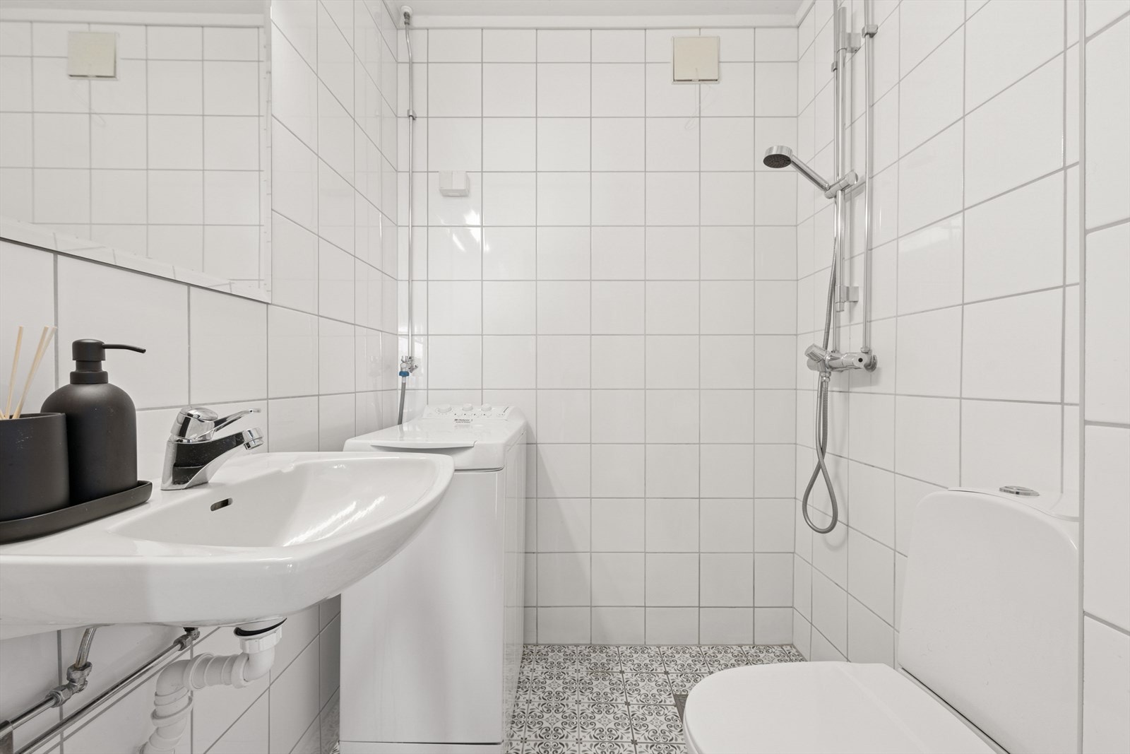 Baderommet er flislagt og ble modernisert i 2006/07 i regi av sameiet. Badet ble overflateoppusset med ny gulvfliser i 2022. Galleribilde