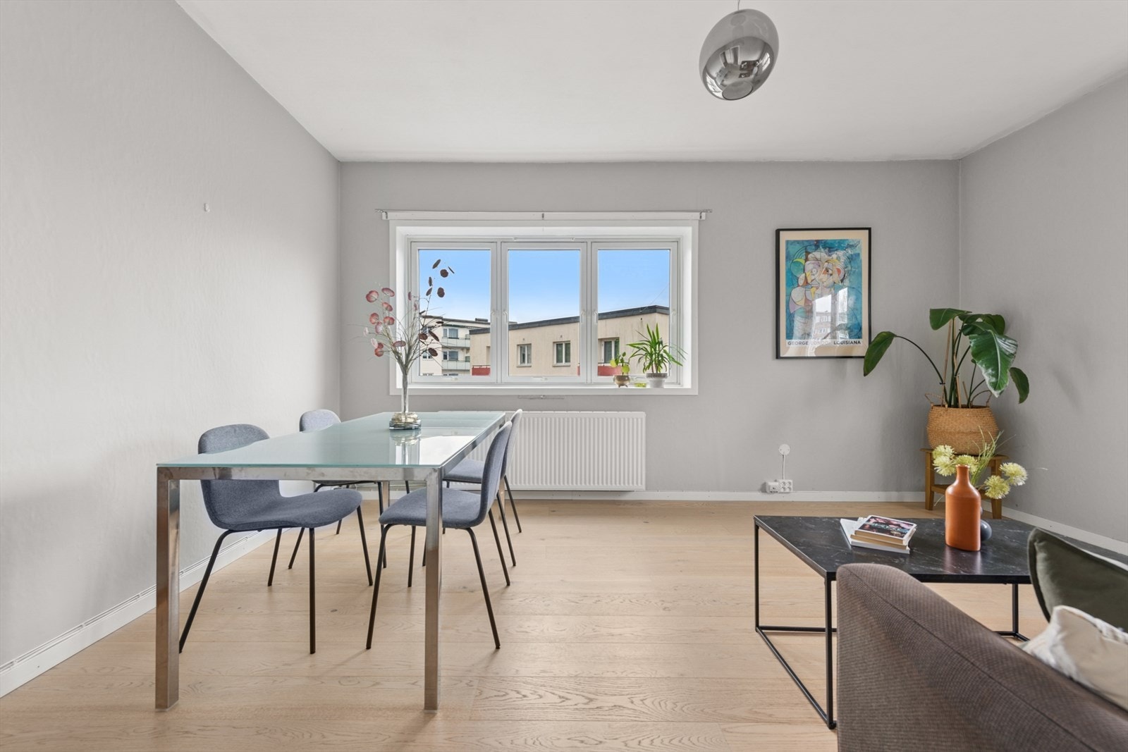 Lys og romslig stue med moderne fargevalg på vegg og gulv av som gir en behagelig atmosfære. Galleribilde