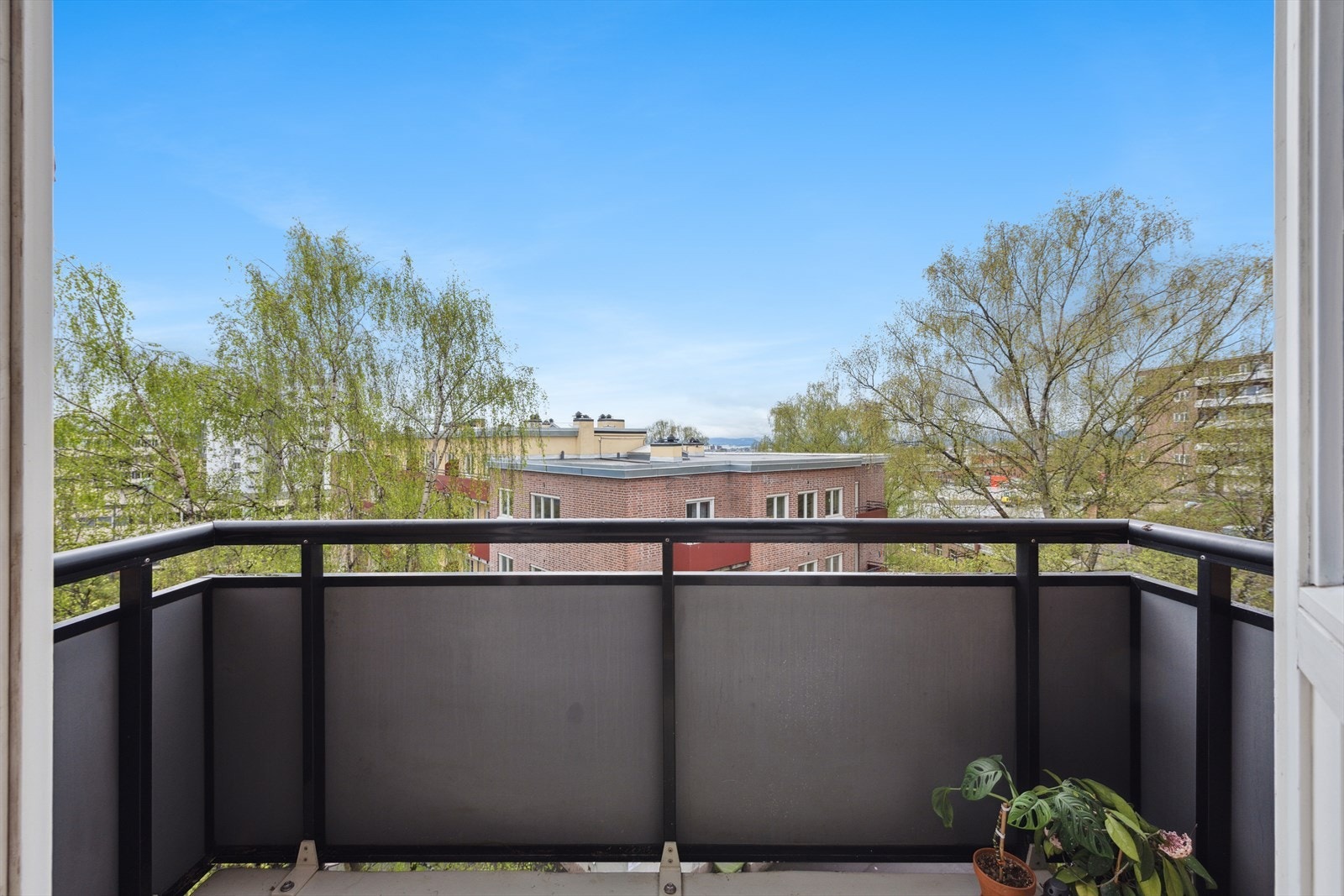 Boligen ligger i 4. etasje på hjørne, med gode lysforhold. Galleribilde