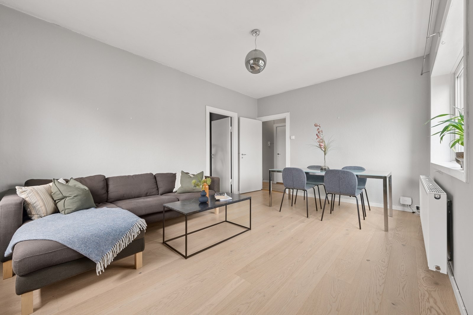 I stuen har du god plass, noe som gir deg frihet til å innrede etter egen smak og behov. Galleribilde