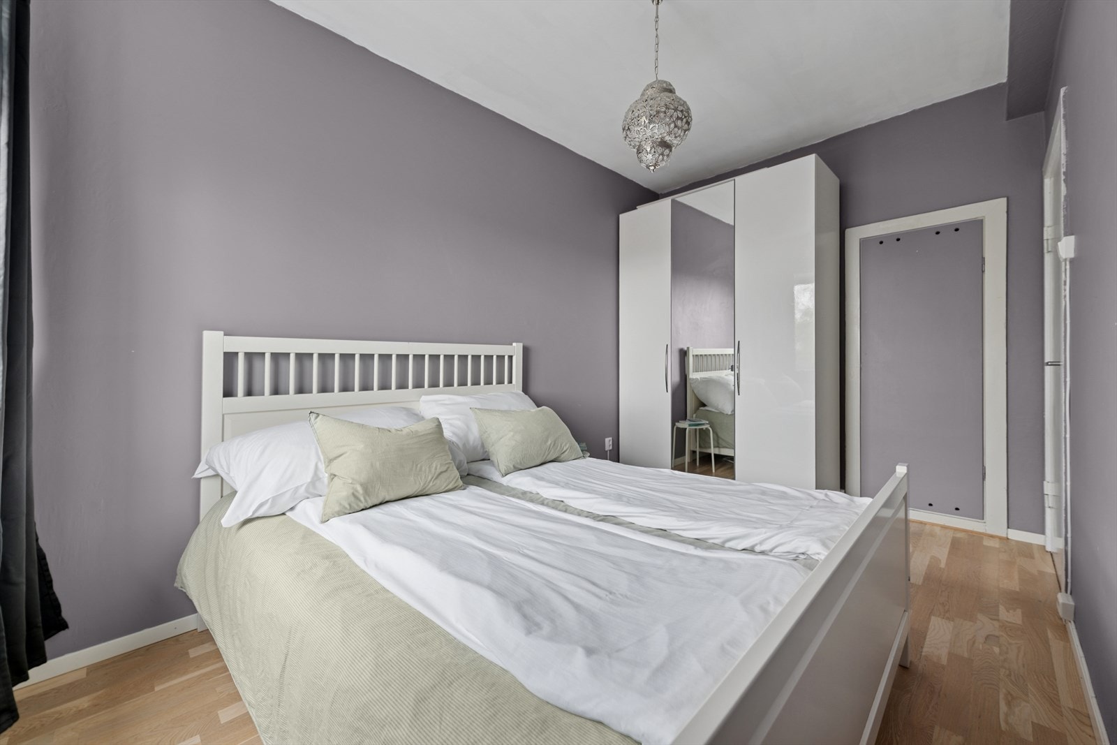 I tillegg medfølger det med et stor garderobeskap for oppbevaring. Galleribilde