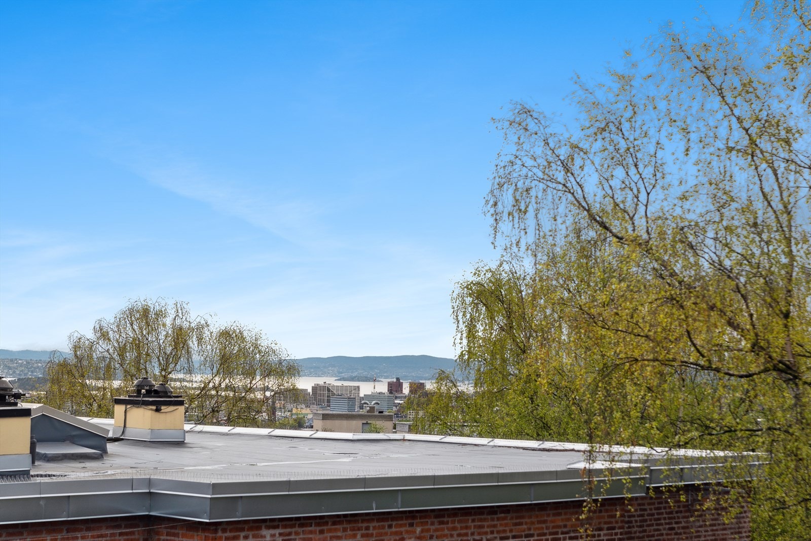 Fra balkongen kan du se litt sjøgløtt mot fjorden. Galleribilde