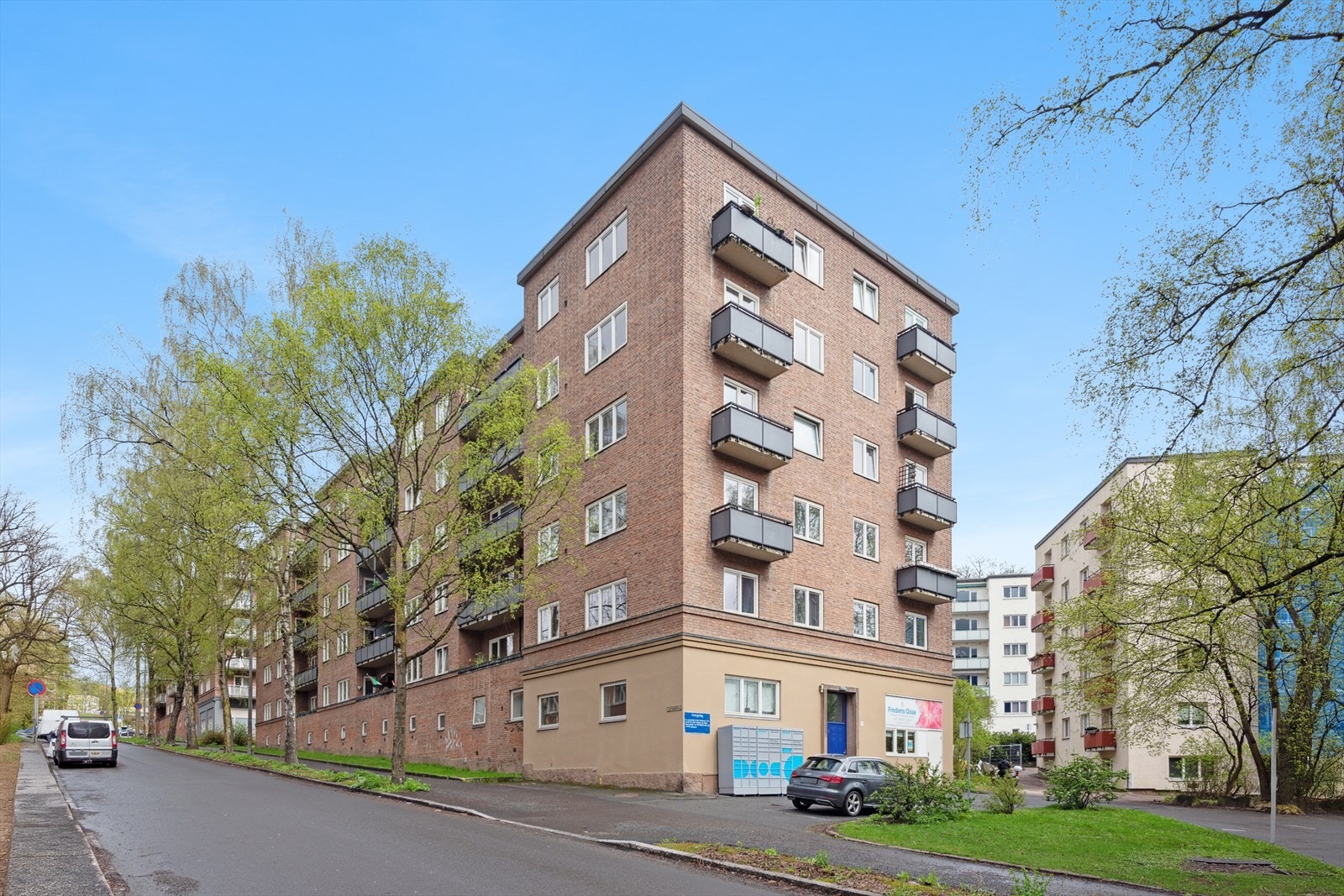 Velkommen til et fredelig og populært boligområde på Rosenhoff! Leiligheten har en sentral og rolig beliggenhet, et grønt og frodig uteområde samt kort avstand til ring 2 og 3. Galleribilde