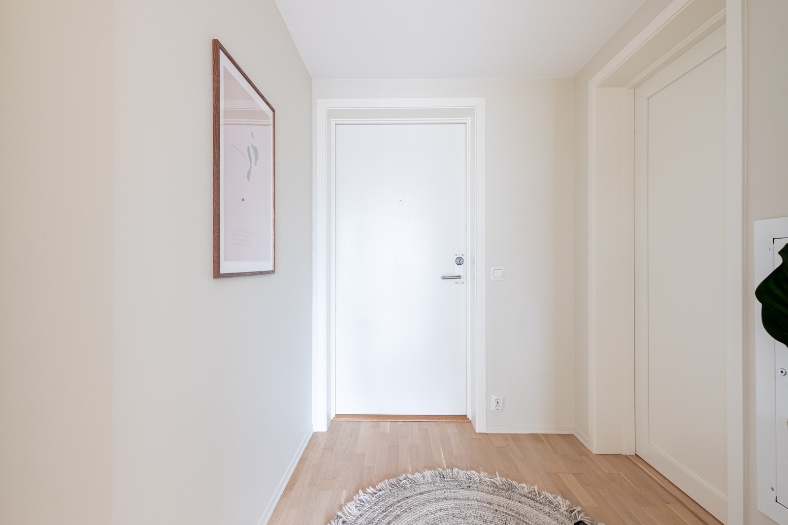 Boligen har en lys entré som gir et fint førsteinntrykk av boligen. Av ekstern lagring medfølger en kjellerbod på 5 kvm. Galleribilde