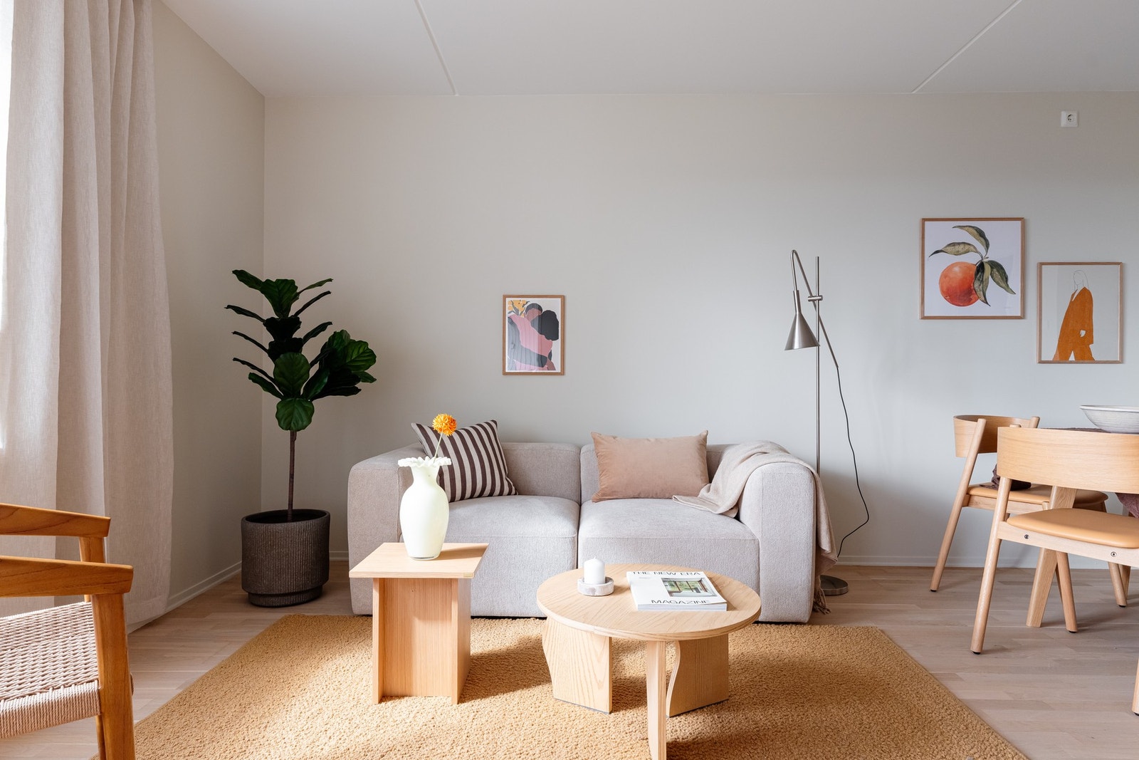 Oppholdsrommet har fin plass til sofa, salongbord og tilhørende mediemøblement. Galleribilde
