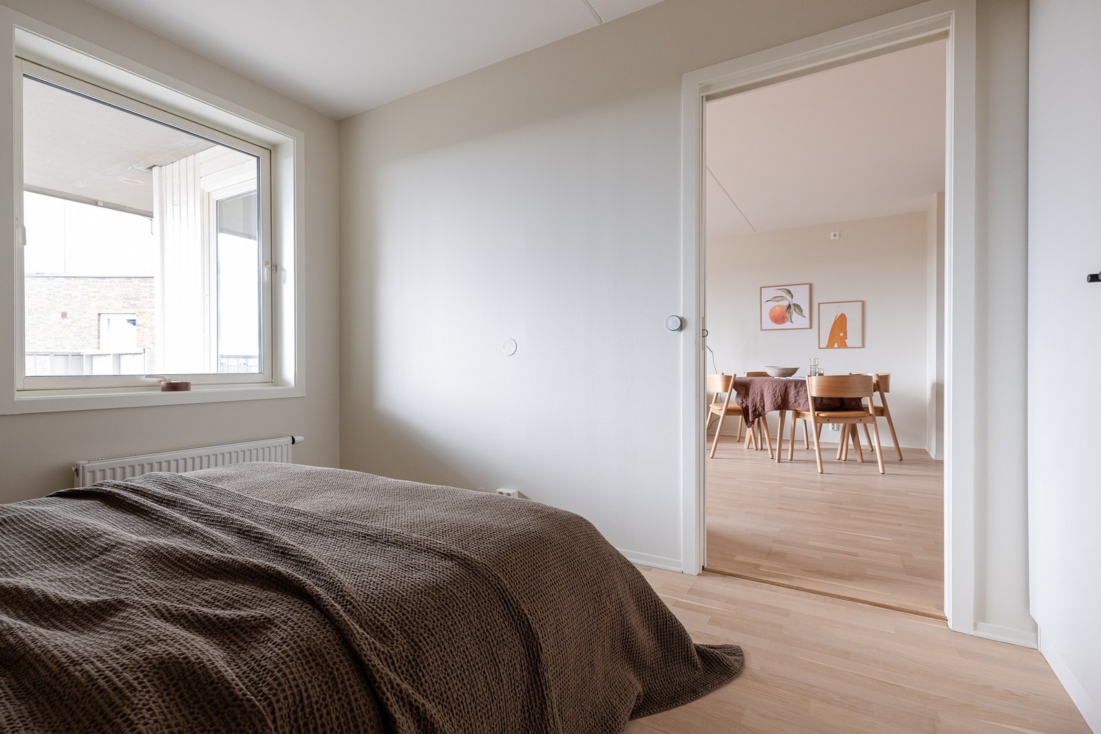 Vinduet er vendt mot egen balkong og deretter sameiets fellesområder, så her er alt lagt til rette for å få en god natt med søvn. Galleribilde