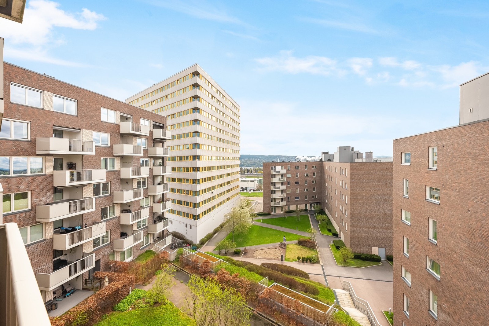 Her har du også fint utsyn mot sameiets fellesområder. Galleribilde