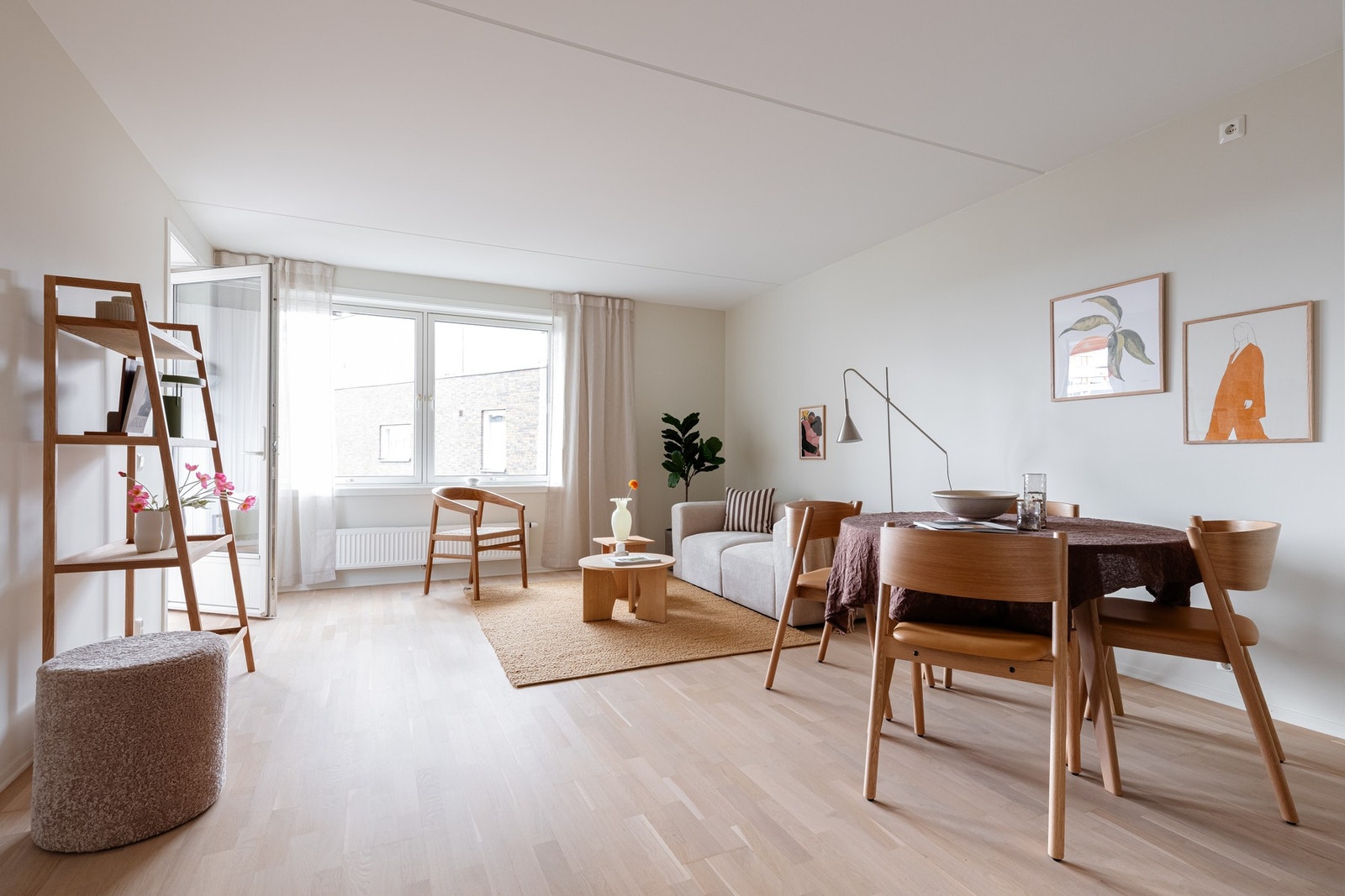 Boligen er oppgradert med slipte gulv og malte overflater i 2025. Galleribilde