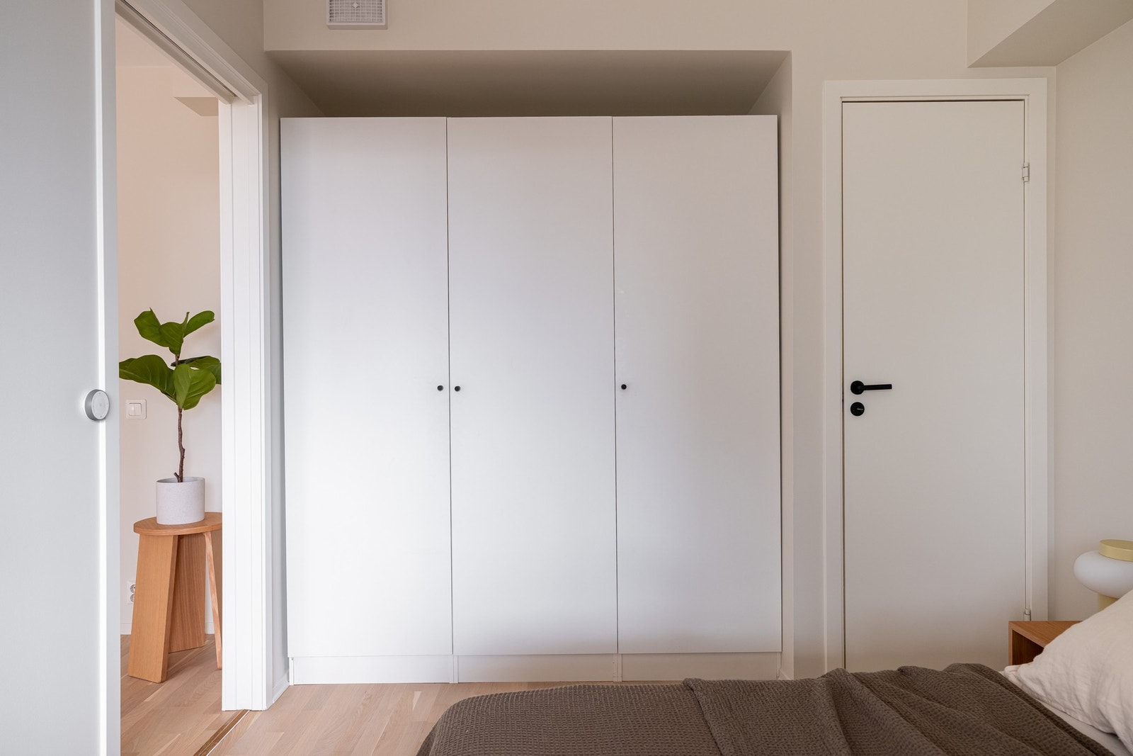 Videre er det et romslig garderobeskap som gir godt med lagringsplass og som blir stående. Innenfor soverommet er det et teknisk rom på 1 kvm. Galleribilde