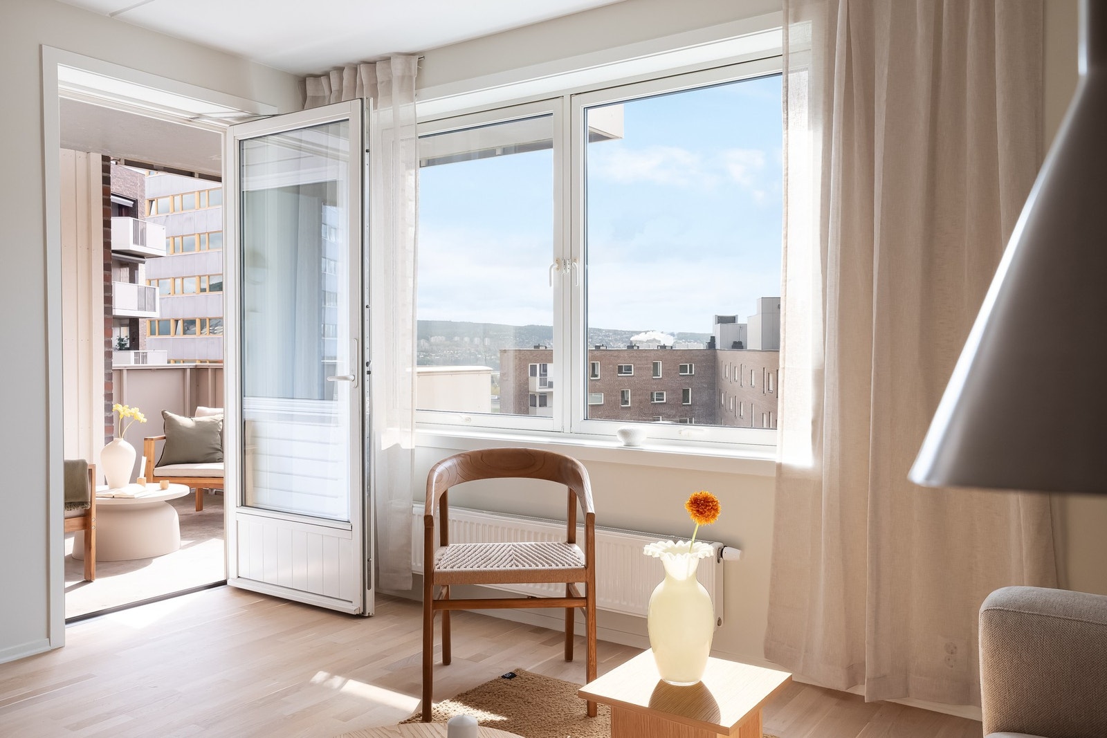 Her vil du legge merke til store vindusflater kombinert med beliggenheten i byggets 7. etasje som gir godt med lys og en luftig romfølelse. Galleribilde