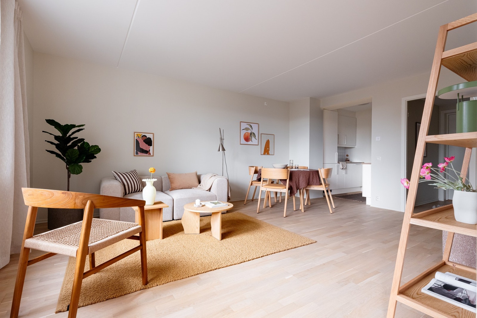 Oppholdsrommet ligger i åpen løsning mot kjøkkenet, noe som gir et romslig og sosialt allrom. Galleribilde