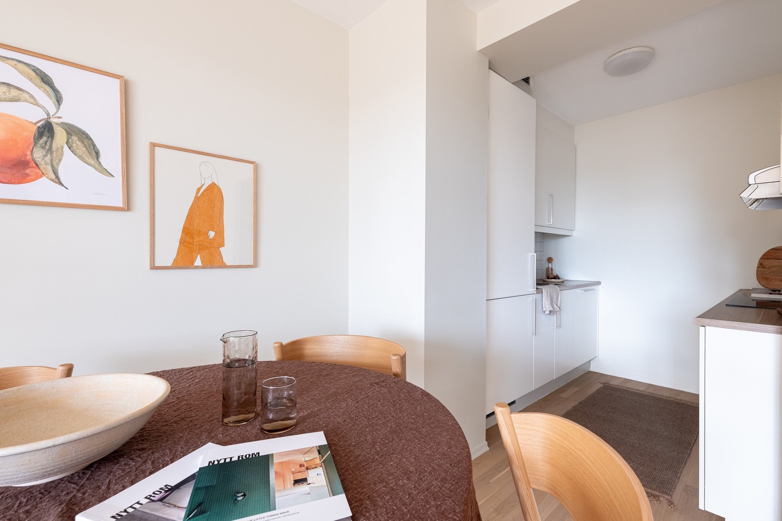 Kjøkkenet har en fin plassering i hjørnet av rommet. Galleribilde