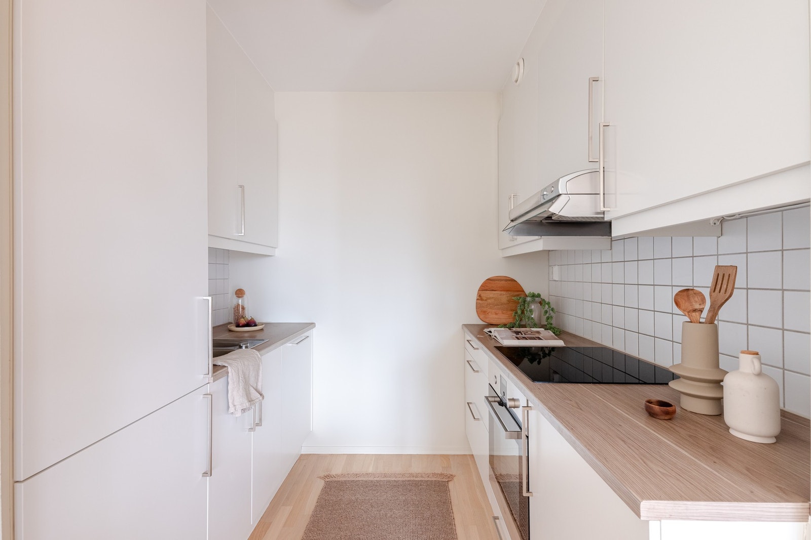 Lys, glatt innredning med laminat benkeplate og utslagsvask med ett-greps blandebatteri. Galleribilde