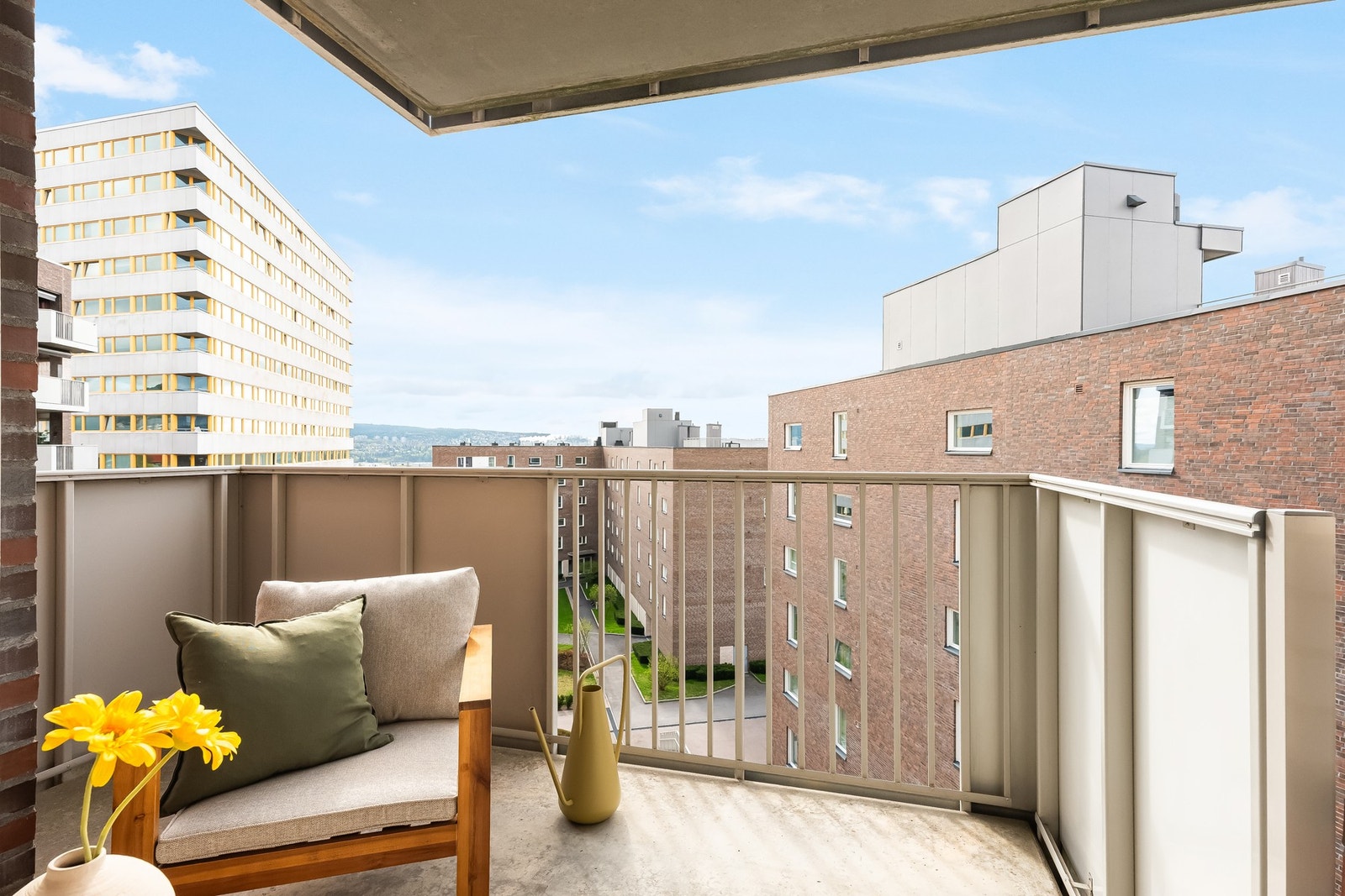 Fra stuen er det utgang til en romslig, sydøstvendt balkong på 8 kvm med gode solforhold. Galleribilde