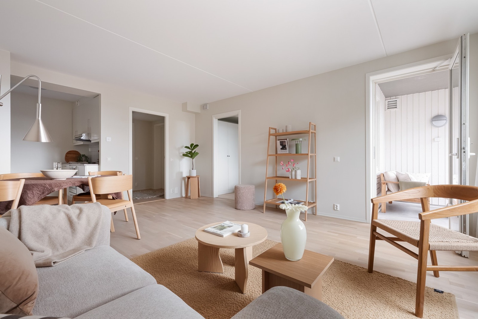 Naturlig sone for plassering av spisebordsgruppe. Galleribilde