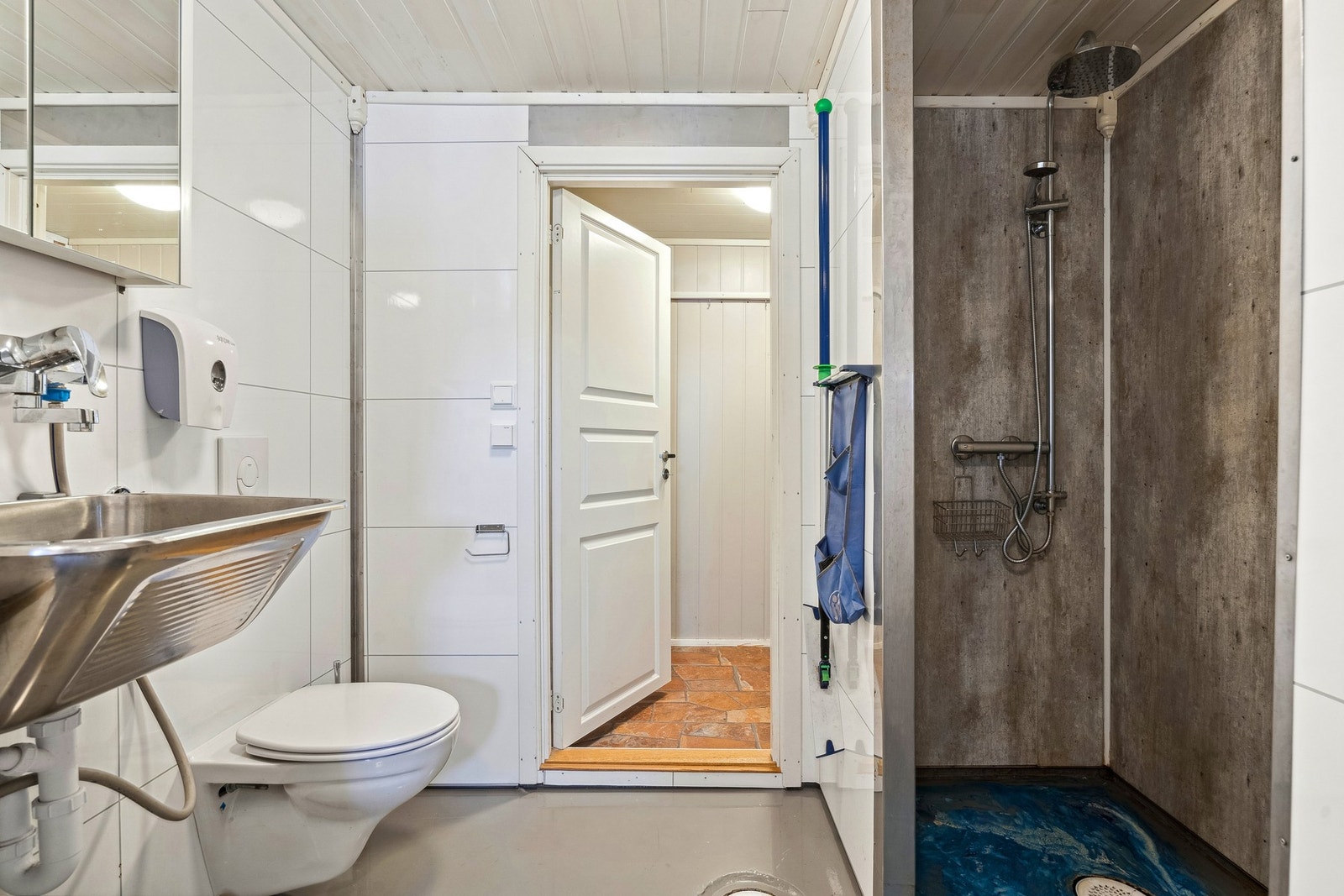 Praktisk bad med dusj, toalett, vask og vaskeromsfunksjon. Galleribilde