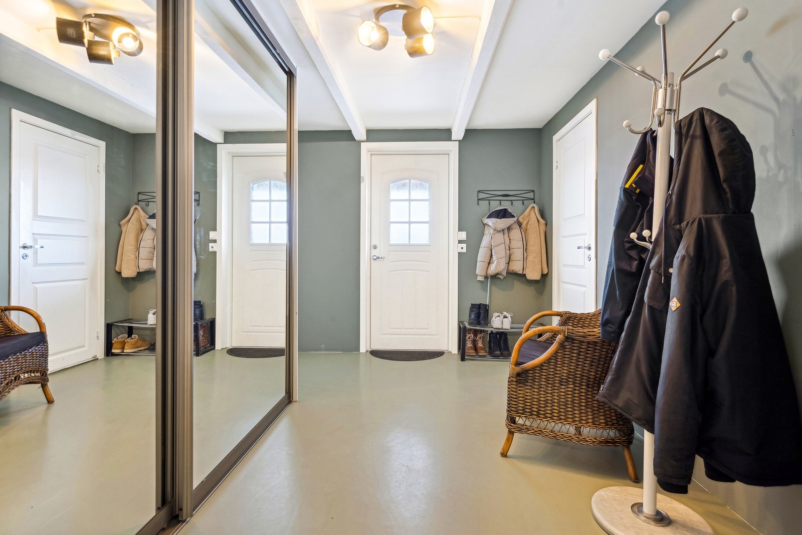 Romslig entré med god plass og praktisk skyvedørsgarderobe. Galleribilde