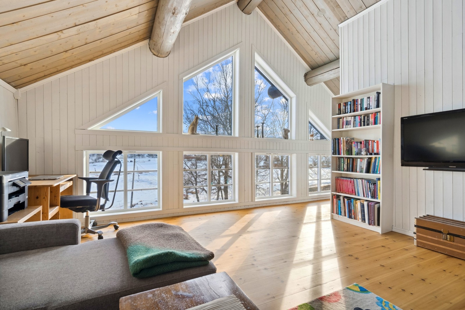 Lyst og trivelig oppholdsrom med stor takhøyde og fantastiske vindusflater med utsikt mot fjellene Galleribilde