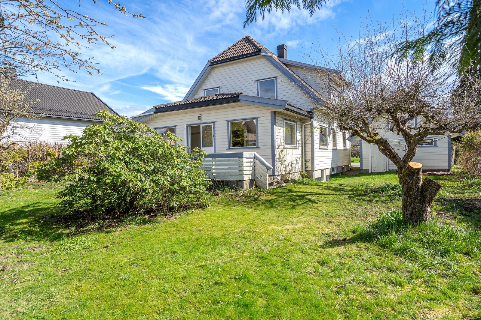 Barnevennlig og solrik hagetom Galleribilde