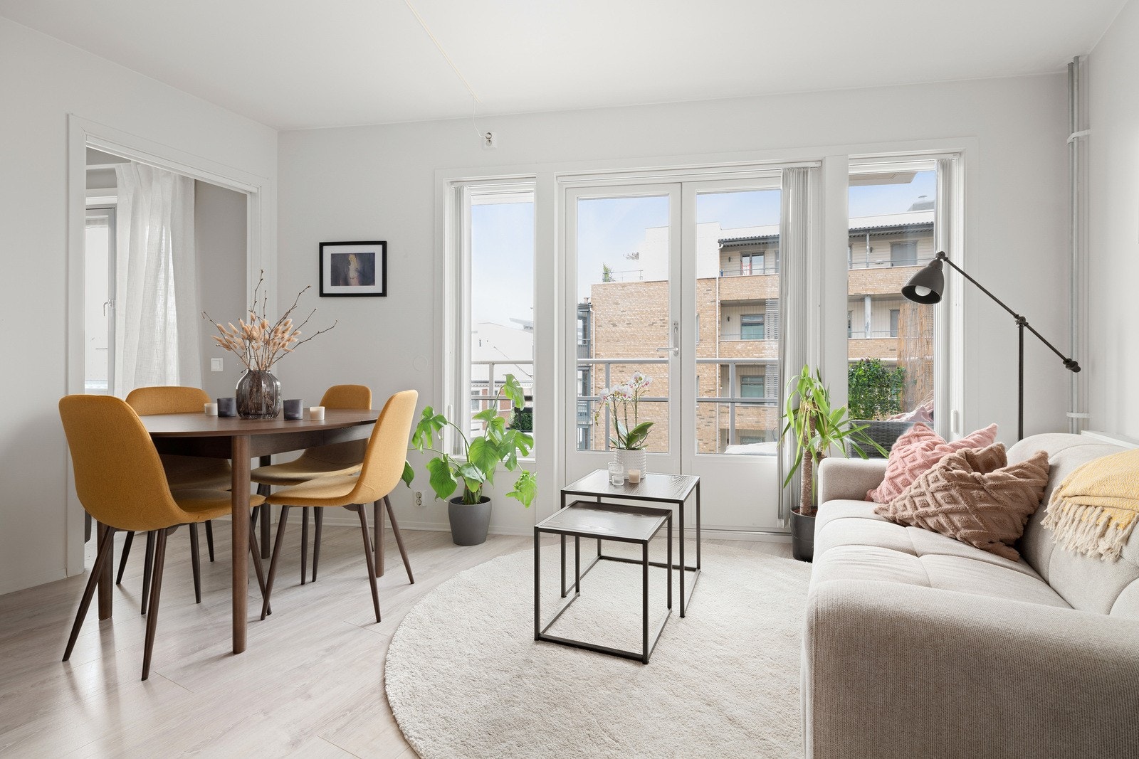 Boligen ligger svært sentralt til på Grünerløkka med umiddelbar nærhet til det alt man trenger av fasiliteter som dagligvare, restauranter, treningssenter og offentlig kommunikasjon. Galleribilde