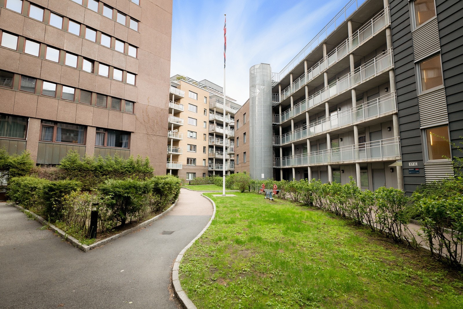 Boligen har tilgang på en pen og opparbeidet bakgård. Galleribilde