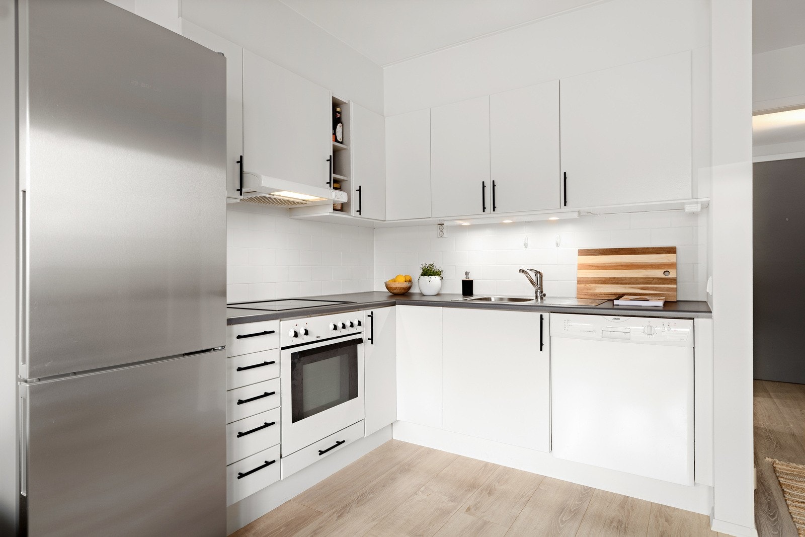 Boligen byr på et lyst og delikat kjøkken fra byggeår. Galleribilde