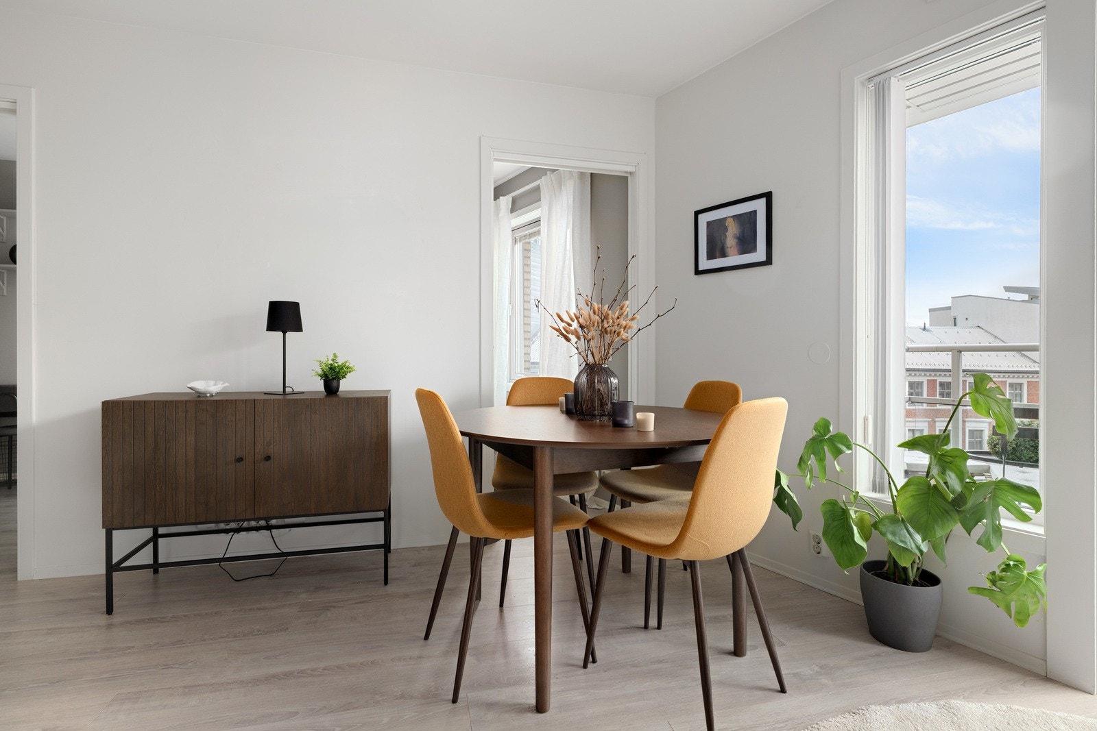 Stuens utforming gir god plass til sofagruppe, TV-møblement, spisestue bord og øvrig ønsket møblement. Galleribilde