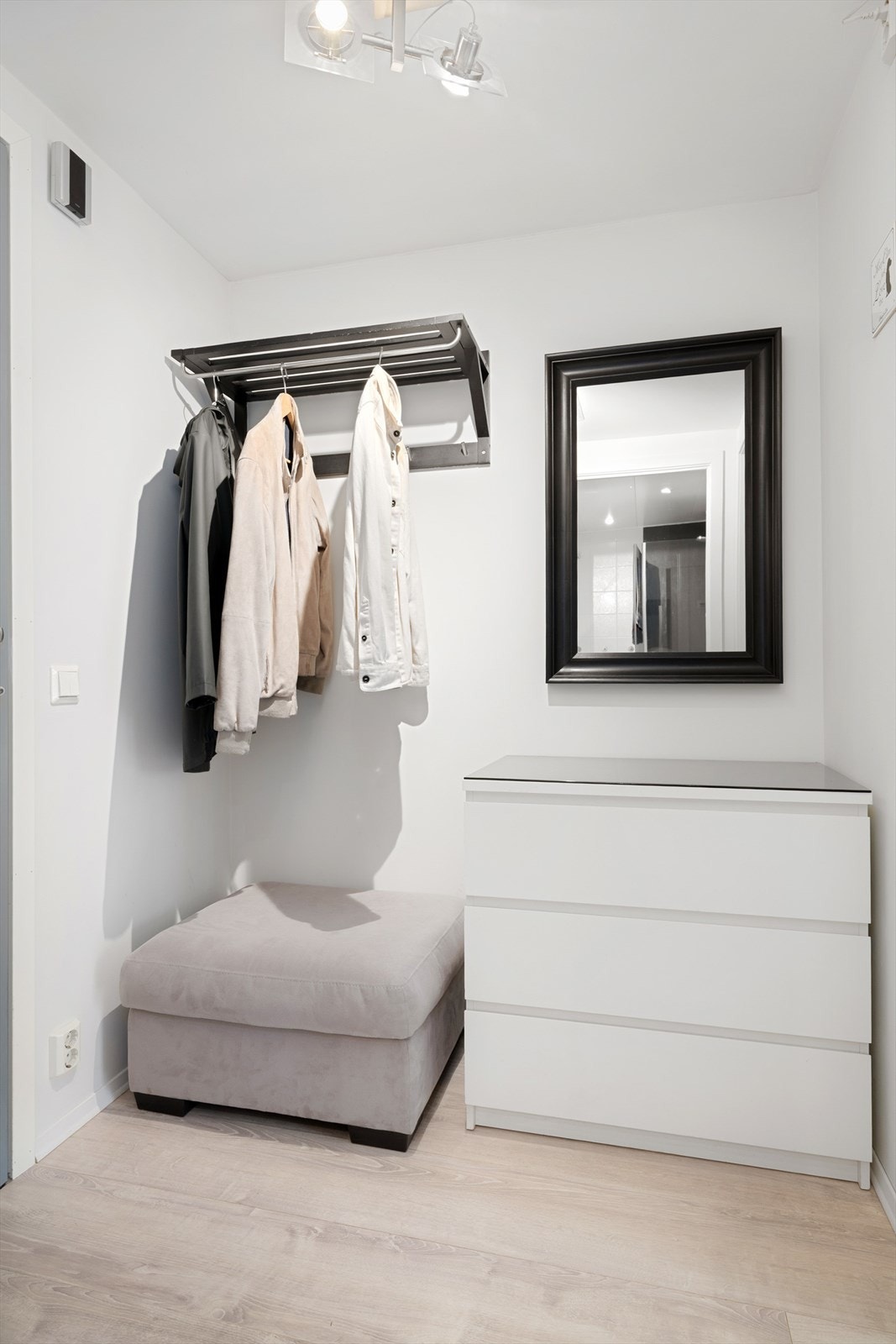 Det er god plass til oppheng av klær og sko. Galleribilde