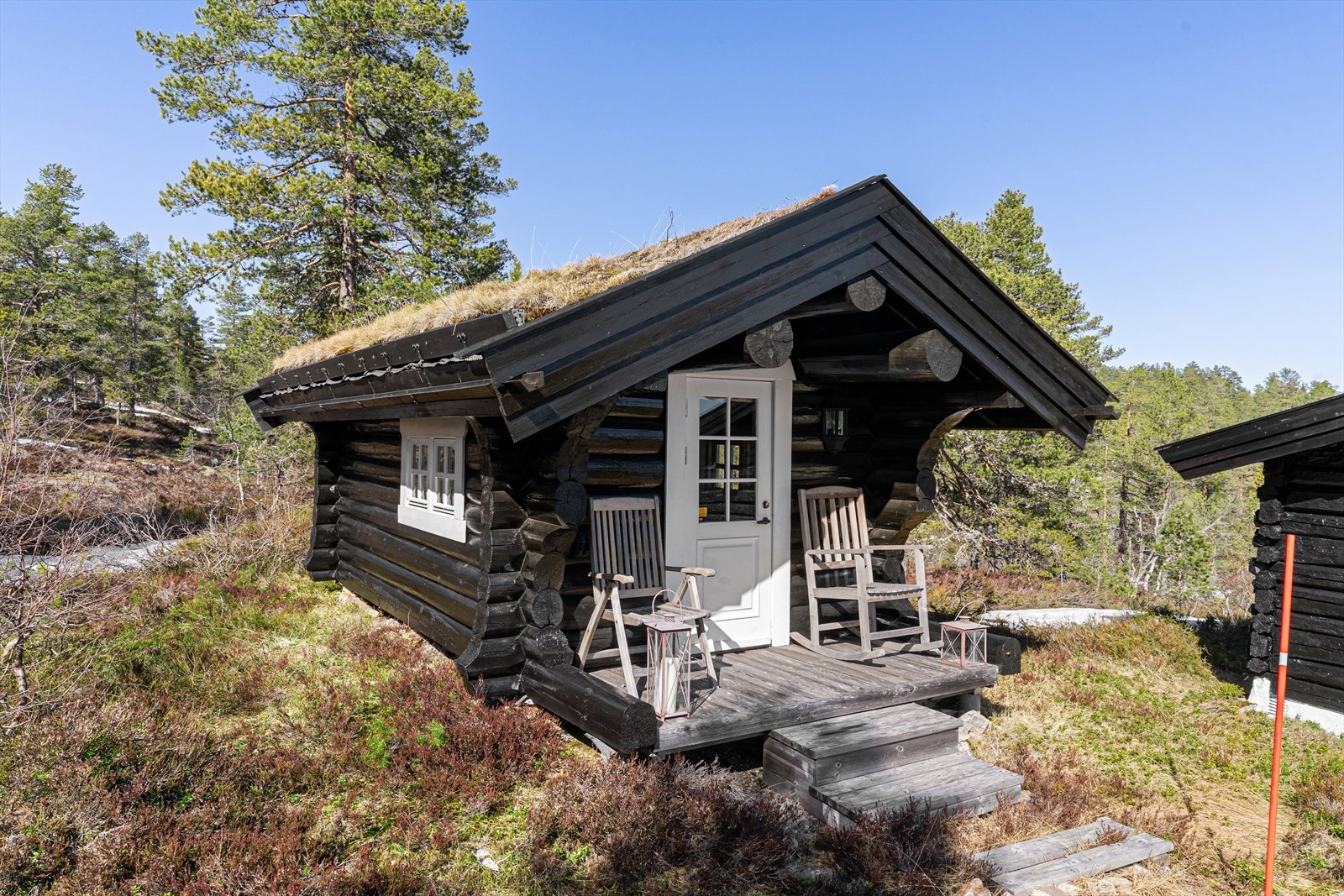 Hytta har et koselig anneks i laft. Galleribilde