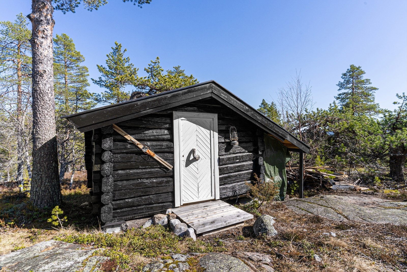 Ute på tomta har hytta også et gammelt uthus som i nyere tid under nåværende eier har blitt bygget om til en badstue. Galleribilde