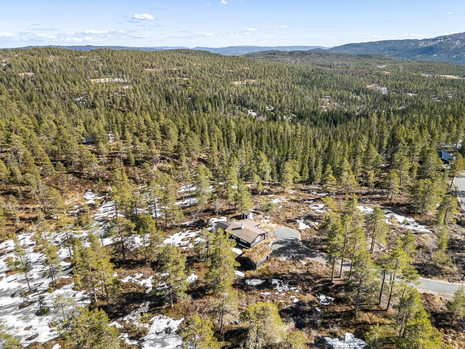 Blefjell er en attraktiv og populær helårsdestinasjon, ideelt for den aktive familien, og med kun ca. 26 km til Kongsberg sentrum får du perfekt kombinasjon av kort vei og enkel tilgang til en flott helårshytte, med nærhet til byen. Galleribilde