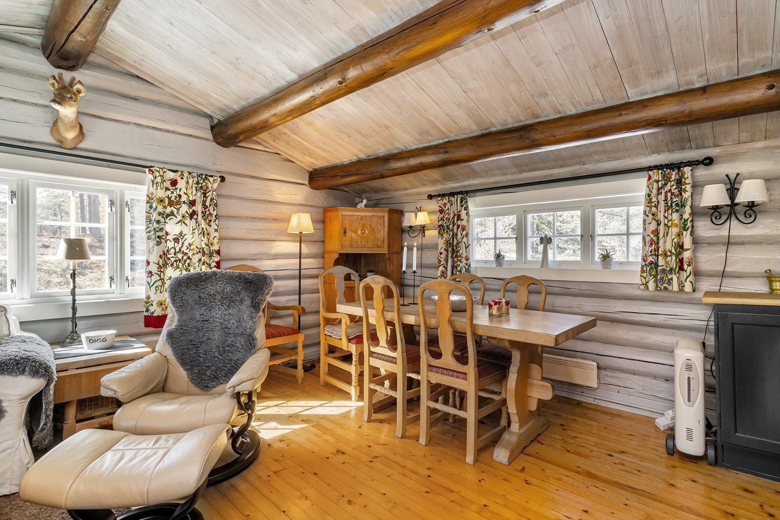 Det er god plass for møblering av både spisestue og sofahjørne. Galleribilde