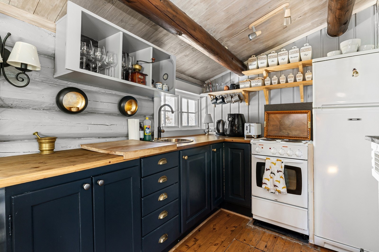 Det er satt inn en tradisjonell komfyr og et kombinert kjøl og fryseskap, i tillegg til at man har en gammel matkjellerluke i gulvet på kjøkkenet. Galleribilde