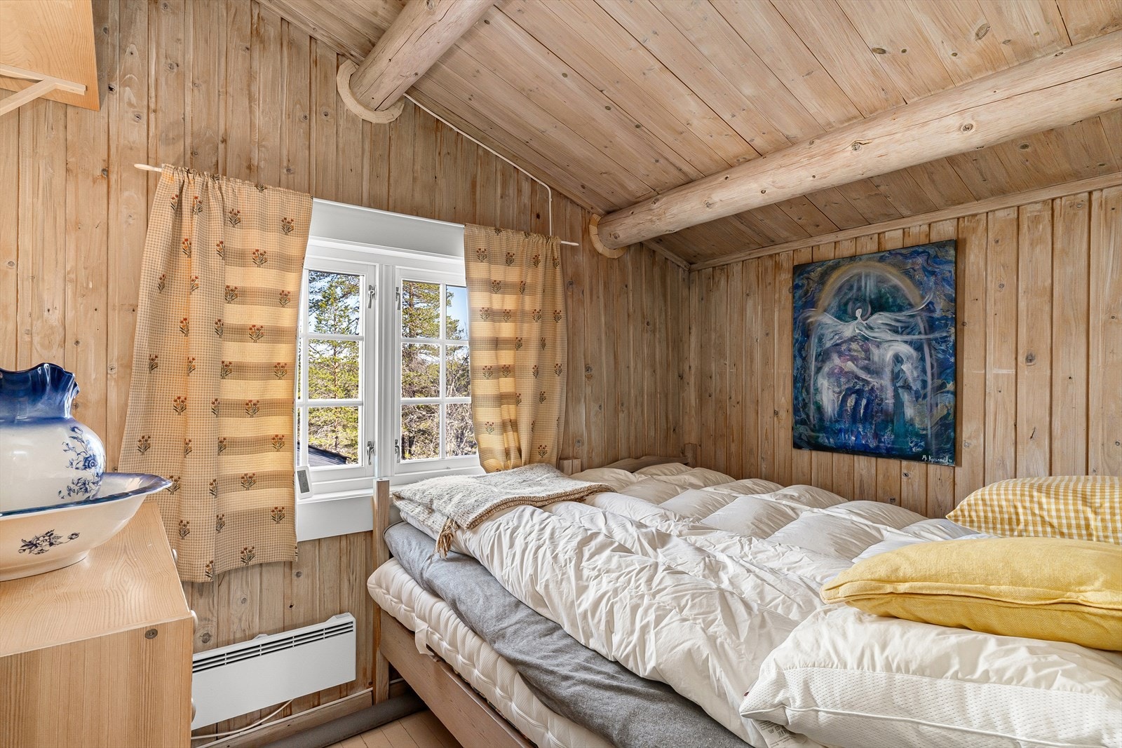 Hytta har 2 soverom, hvor av begge er innredet med hyggelige sengeplasser, og hvor det ene soverommet også har vegghengt tv som medfølger. Galleribilde