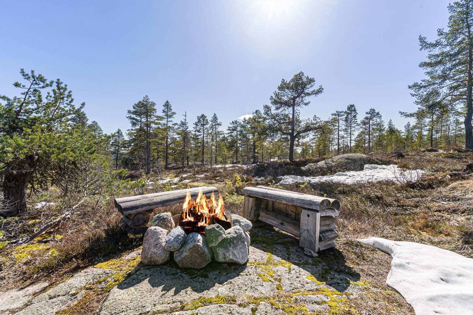 Eiendommen utgjør et koselig laftet hyttetun med flott beliggenhet på Blefjell! Galleribilde