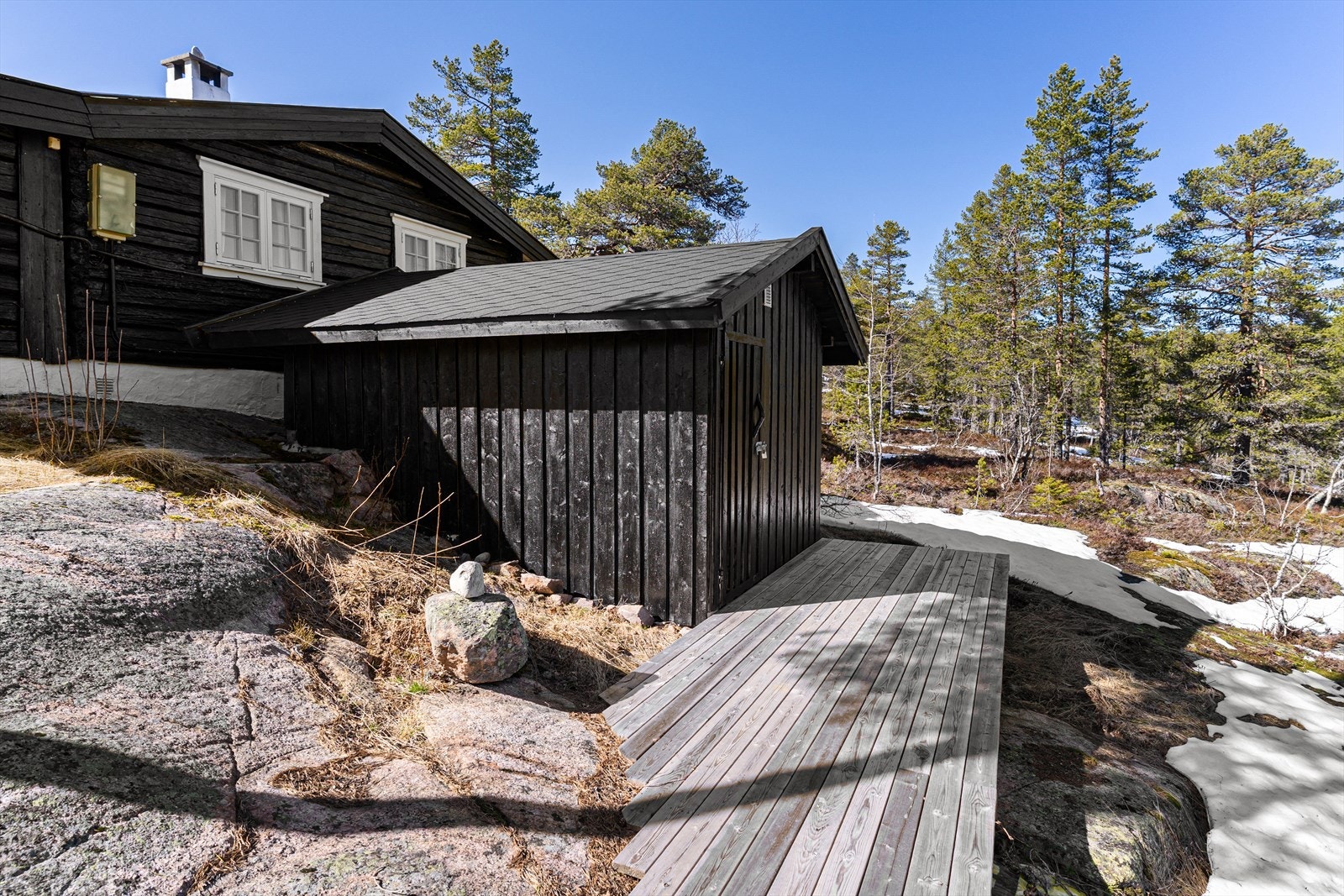 Hytta har et praktisk fullisolert uthus hvor det er lagt en stor oppsamlertank for vann. Denne kan fylles ved å pumpe opp vann fra bekken lenger ned foran hytta, eller ved at den også over tid automatisk samler takvannet som faller ned på hyttetaket. Galleribilde